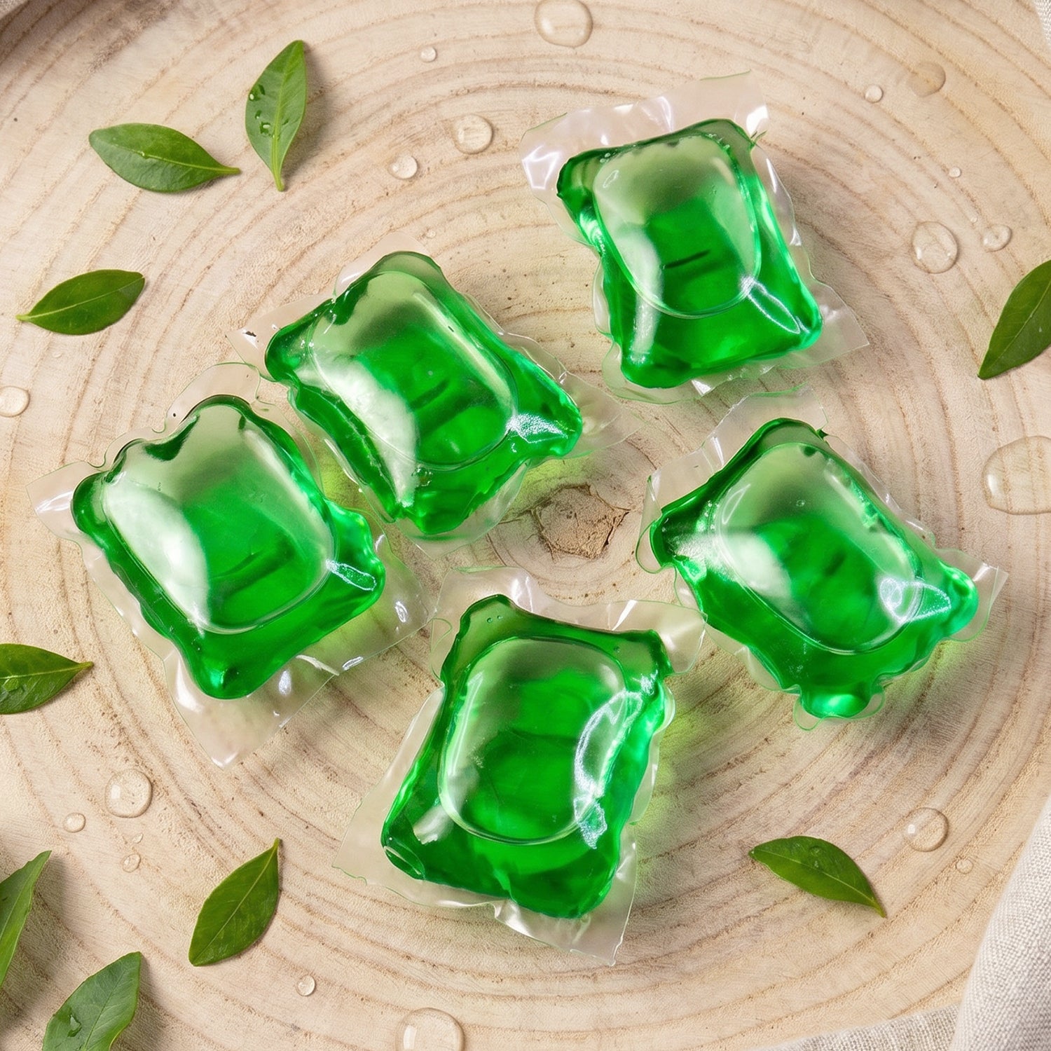 Washing detergent pods with fresh fragrance feature