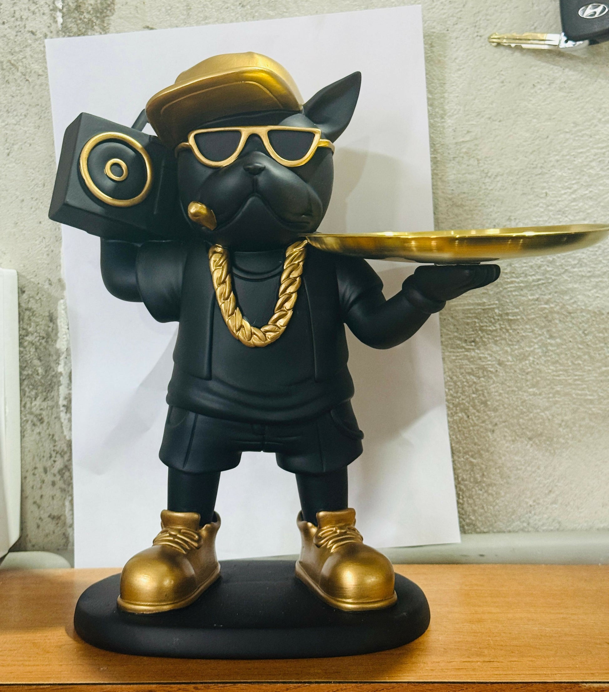 Luxury Black & Gold Bulldog Butler Figurine with Tray – Funky Resin Dog Showpiece with Sunglasses, Chain & Boombox – Modern Home Décor Tray Stand for Keys, Coins & Snacks – Stylish Gift Item for Living Room & Office