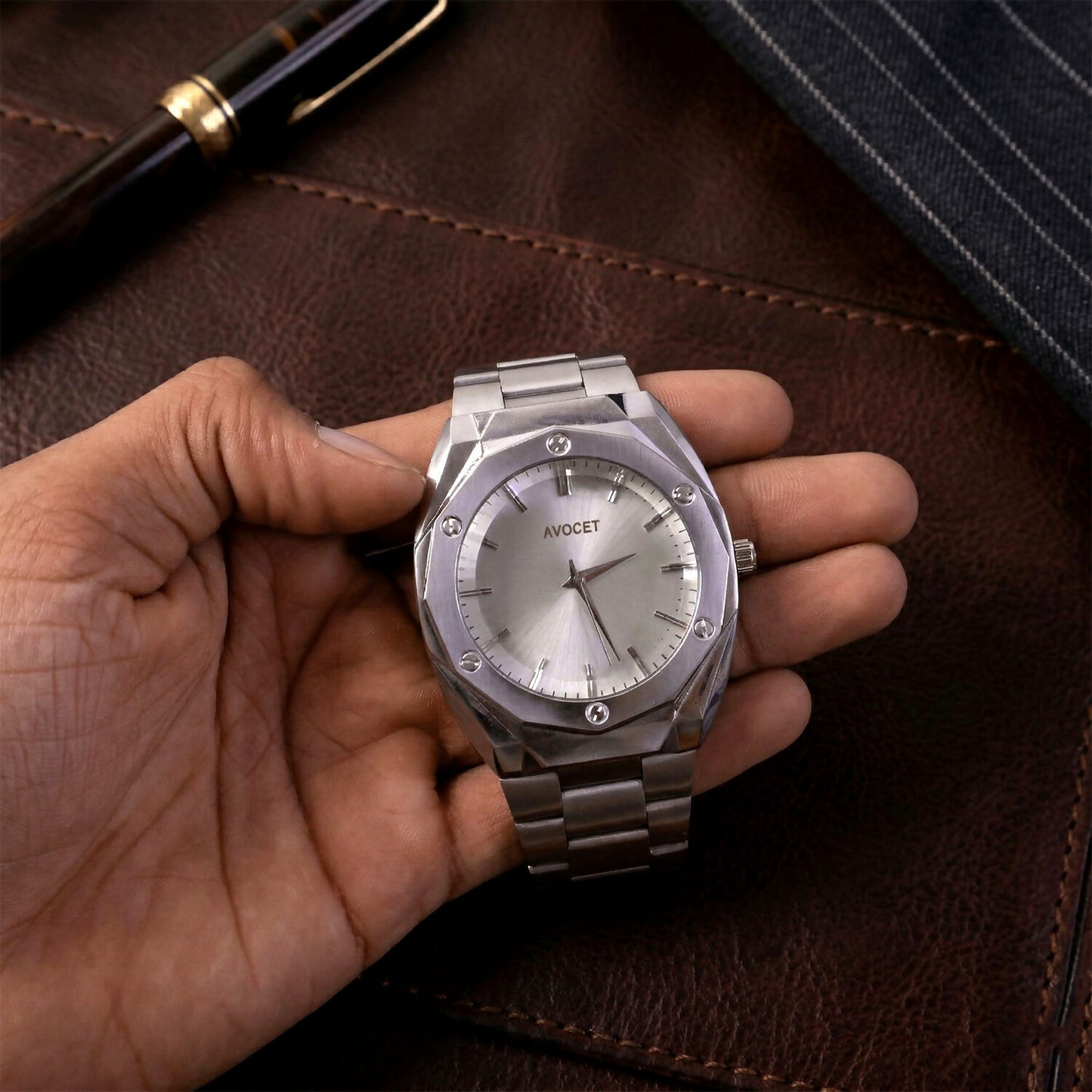 Elegant Silver Analog Wrist Watch with Classic Dial & Premium Metal Strap