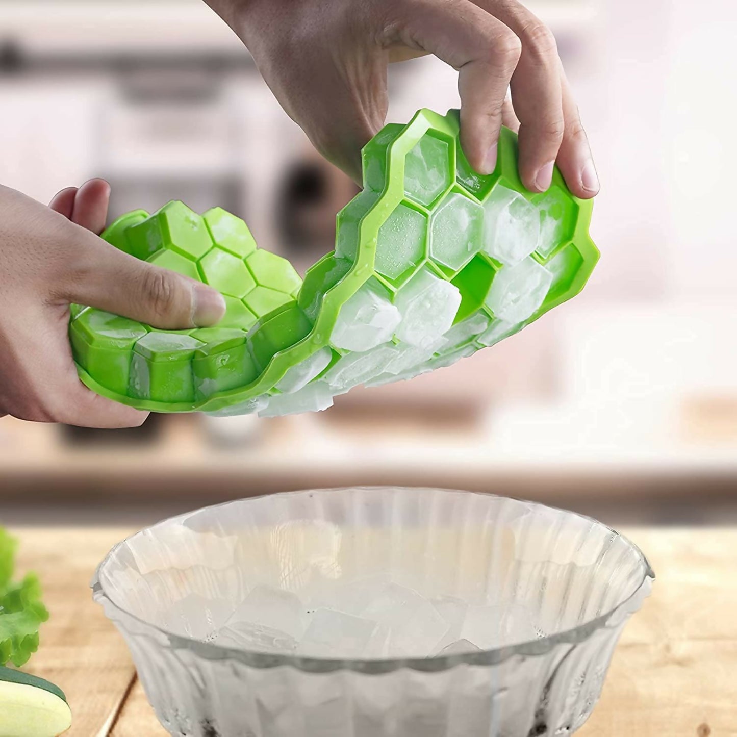 Honeycomb ice tray with lid levelling surface