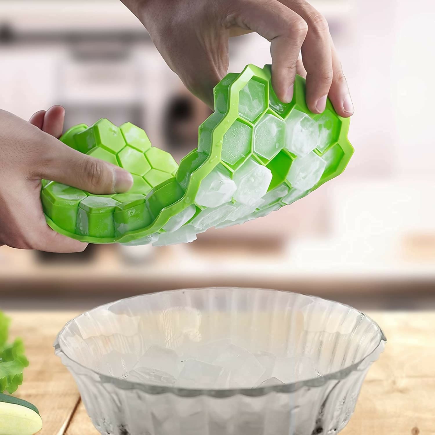 Honeycomb ice tray with lid levelling surface