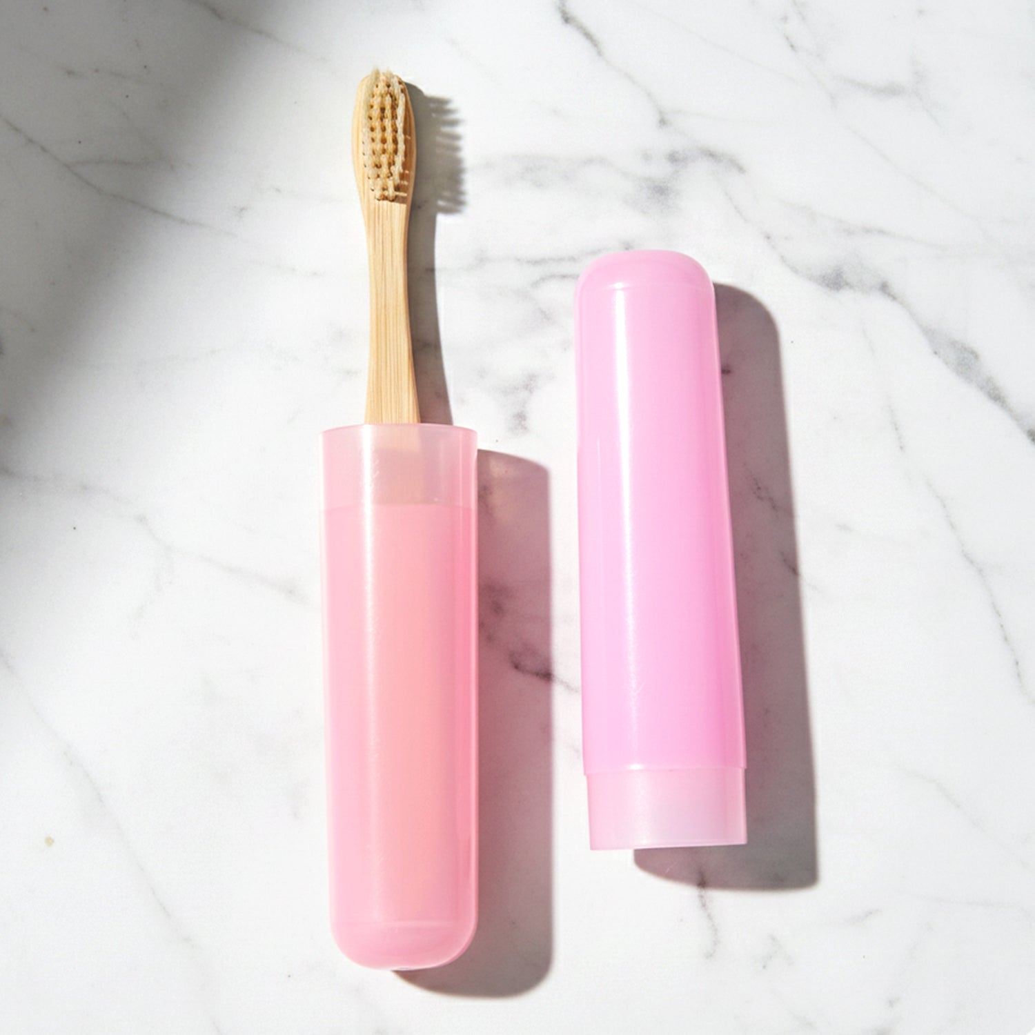 2 इन 1 सॉफ्ट टूथब्रश और जीभ टूथब्रश कवर क्लीनर स्क्रैपर के साथ पुरुषों और महिलाओं, बच्चों, वयस्कों के लिए प्लास्टिक टूथब्रश कवर / केस / होल्डर (1 पीस)