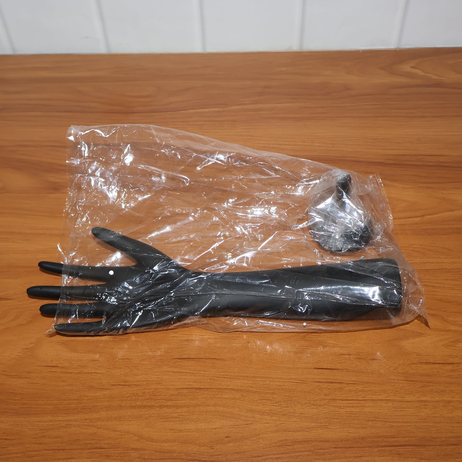 Elegant Black Hand-Shaped Jewelry Display Stand (1 Pc)