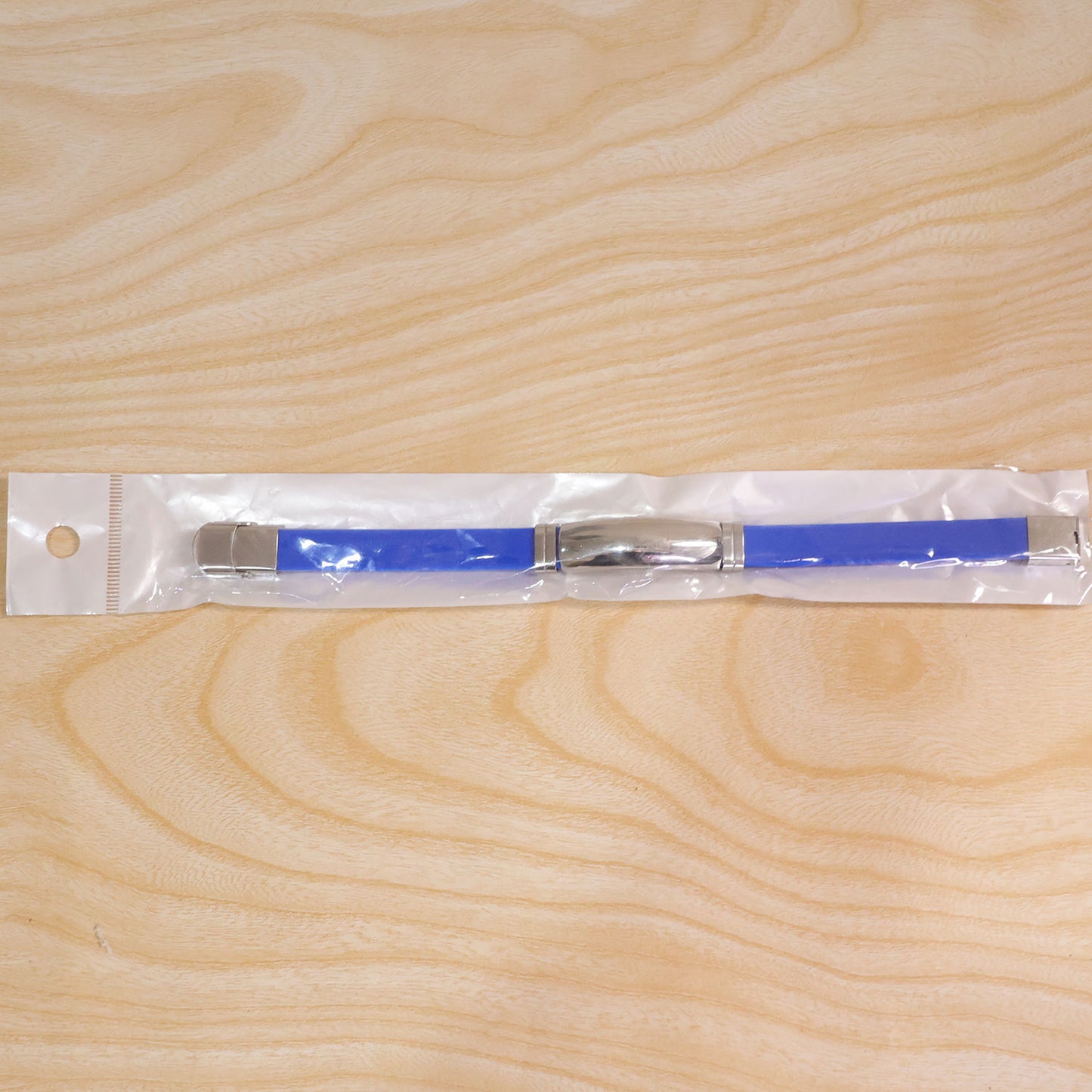 Modern silicone and metal bracelet, perfect for adding a sophisticated touch to any outfit.
