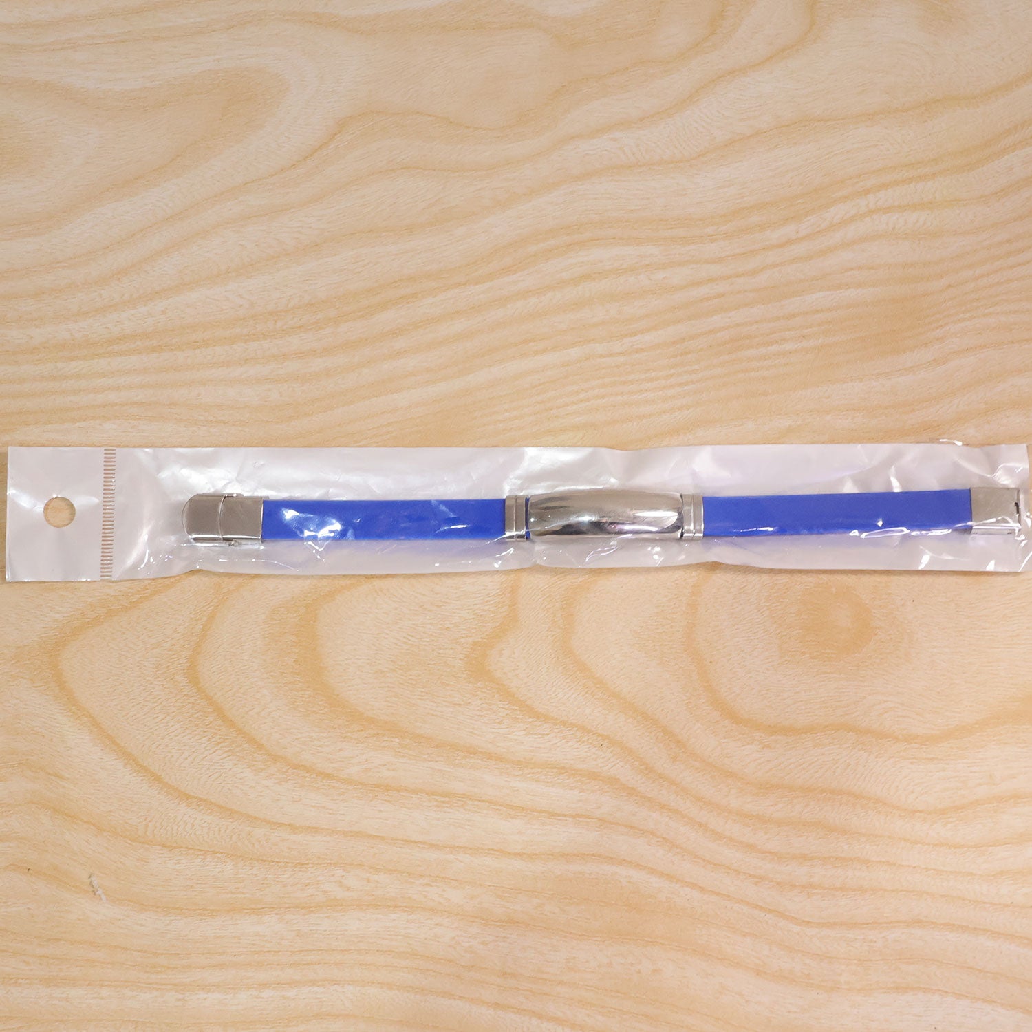 Modern silicone and metal bracelet, perfect for adding a sophisticated touch to any outfit.