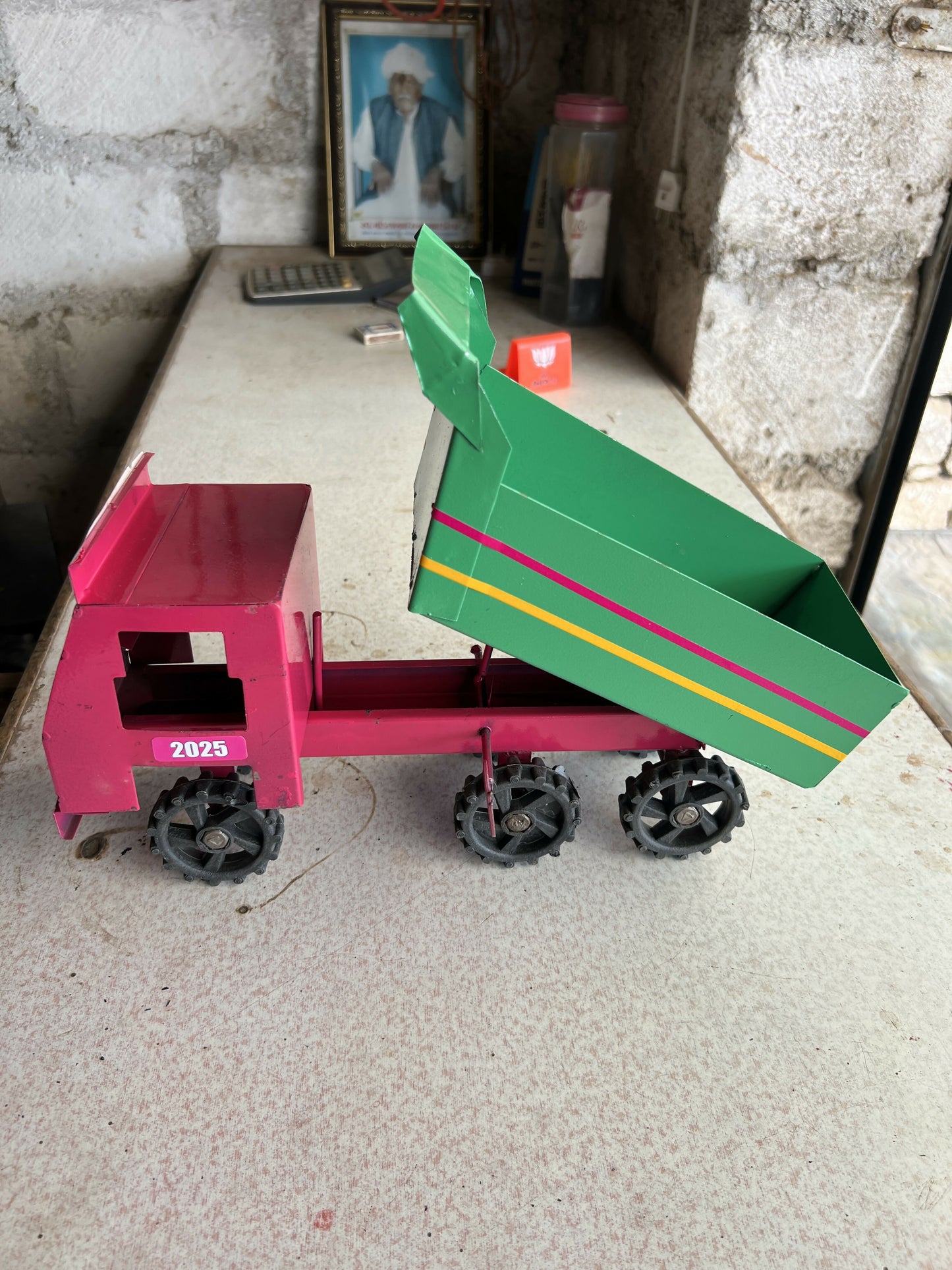 Durable metal dumper truck toy with functional tilting bed