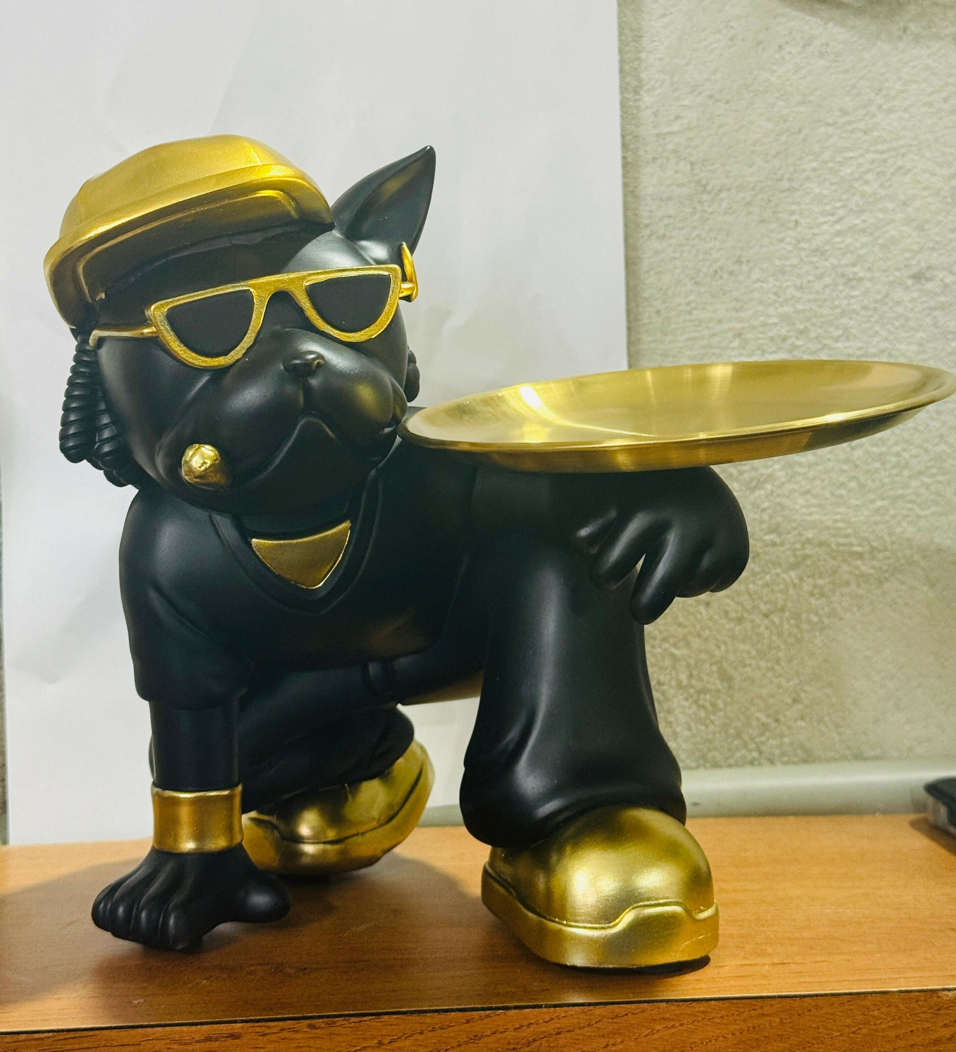 Luxury Black & Gold Bulldog Butler Figurine with Tray – Stylish Resin Dog Showpiece Wearing Cap & Sunglasses – Funky Modern Art Decorative Tray Stand for Keys, Coins & Snacks – Premium Home & Office Décor Gift