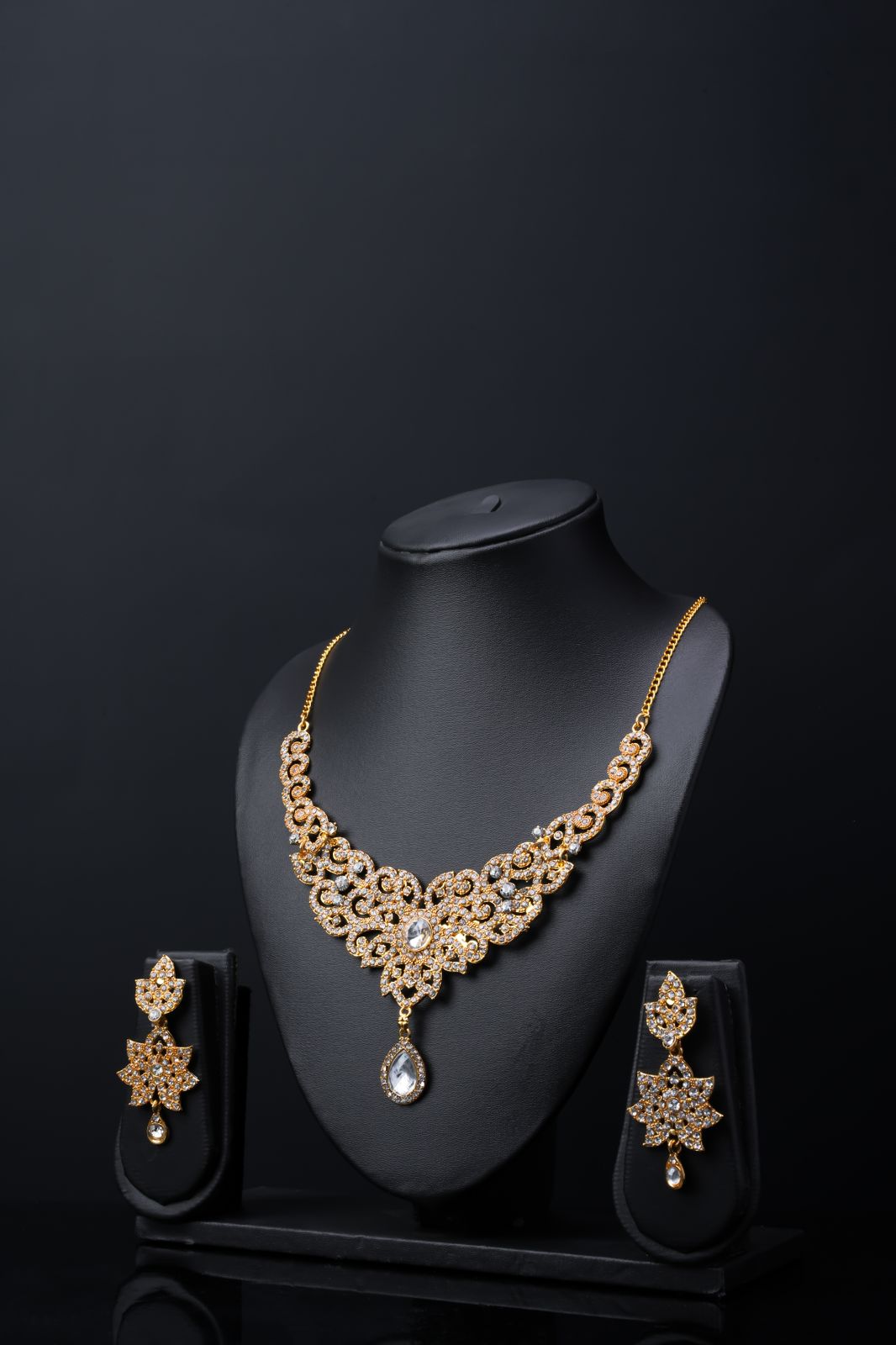 Elegant Necklace and Earrings Set with Intricate Detailing