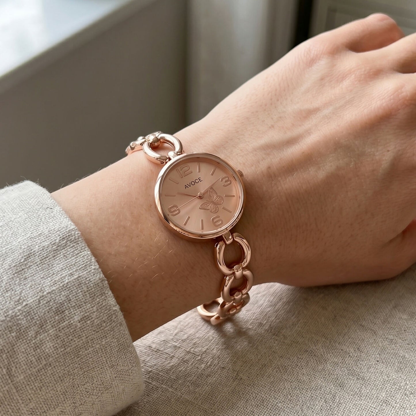 Elegant Rose Gold Chain Strap Women’s Wrist Watch with Butterfly Dial Design