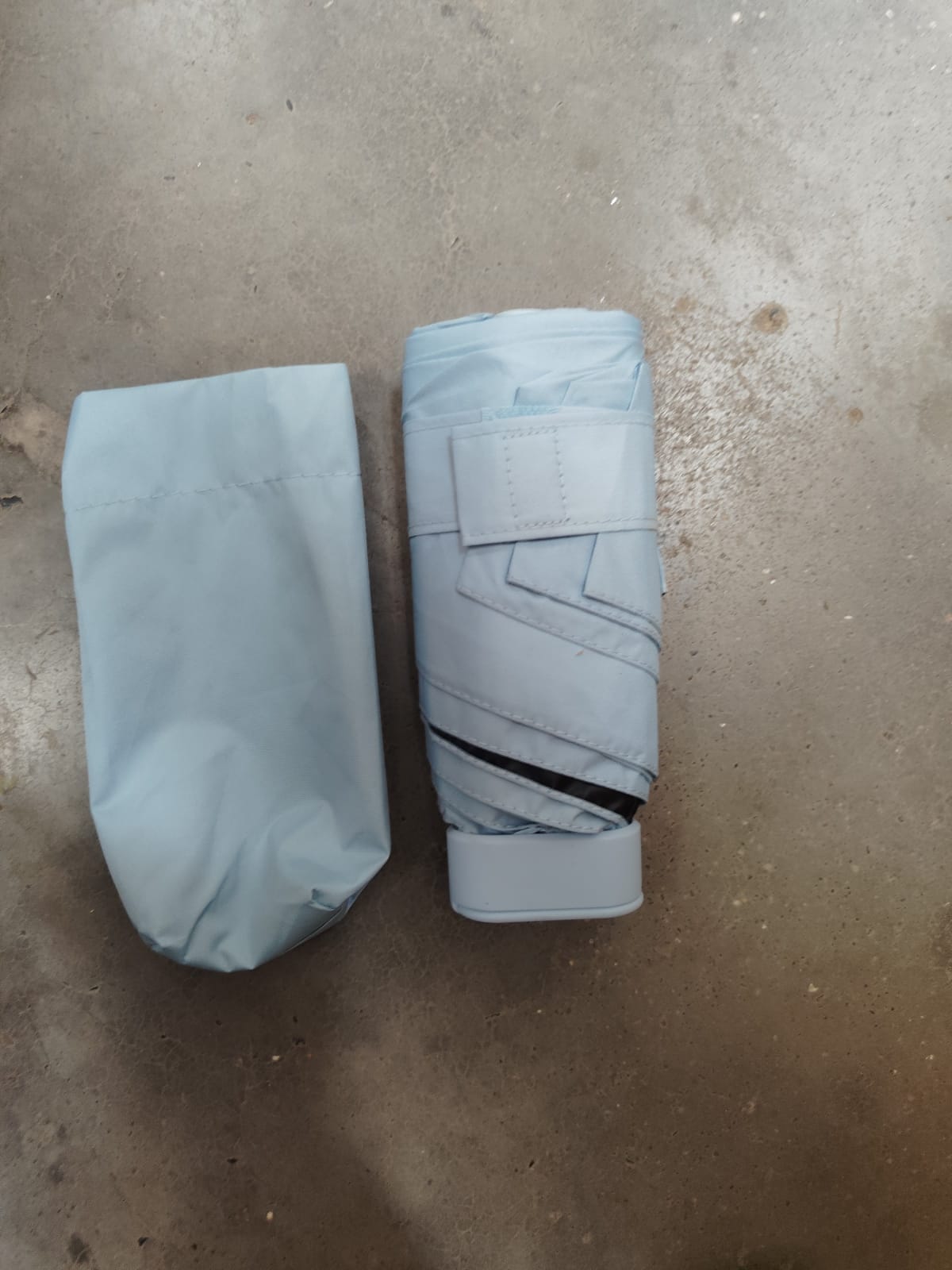Solid colour foldable umbrella for everyday use.