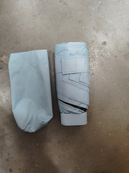 Solid colour foldable umbrella for everyday use.