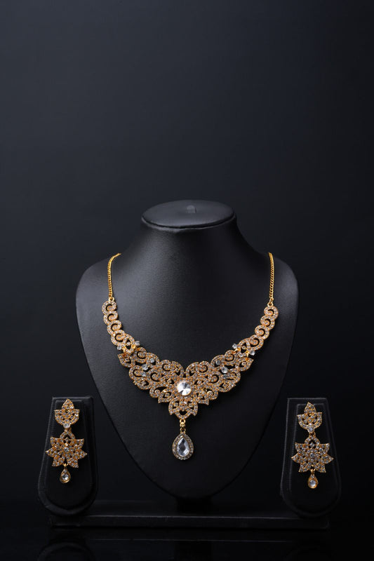 Elegant Necklace and Earrings Set with Intricate Detailing