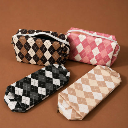 Durable zipper closure of cosmetic organizer pouch