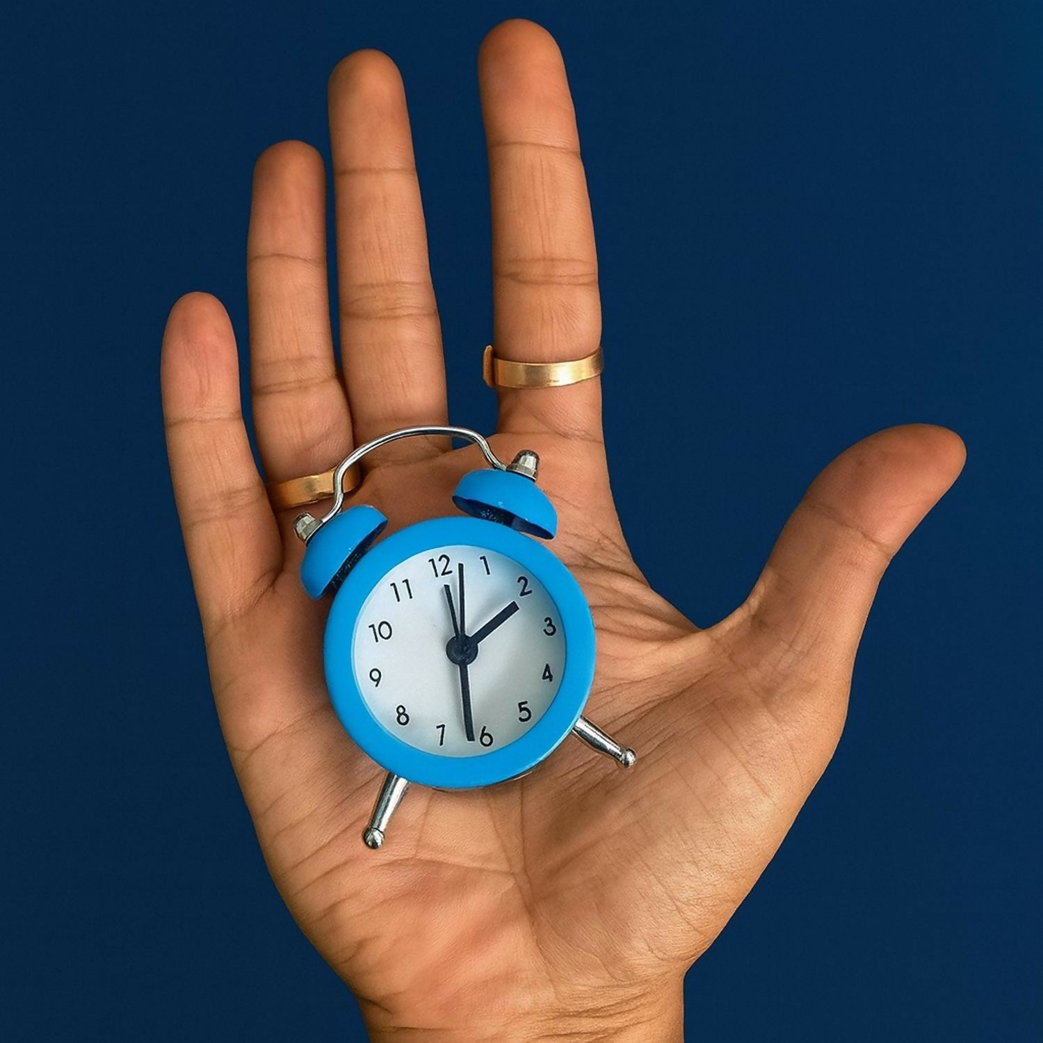 Classic Retro Mini Twin Bell Alarm Clock – Small Size Table Clock with Loud Ring, Battery Operated Analog Desk Clock for Study, Office, Kids Room & Home Decor (Blue, Portable Miniature Design)