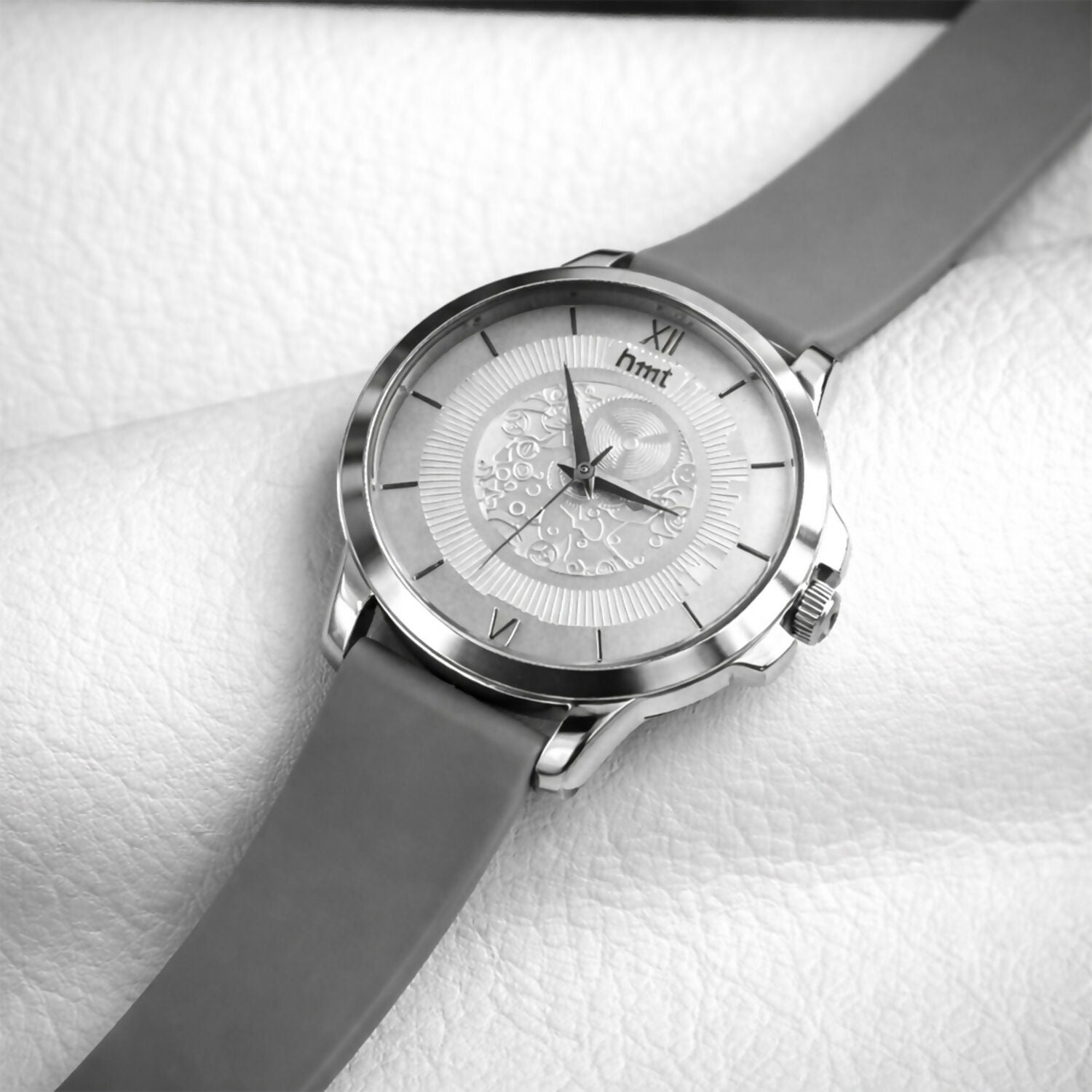 Luxury Style Analog Wrist Watch with Roman Dial & Classic Strap Design