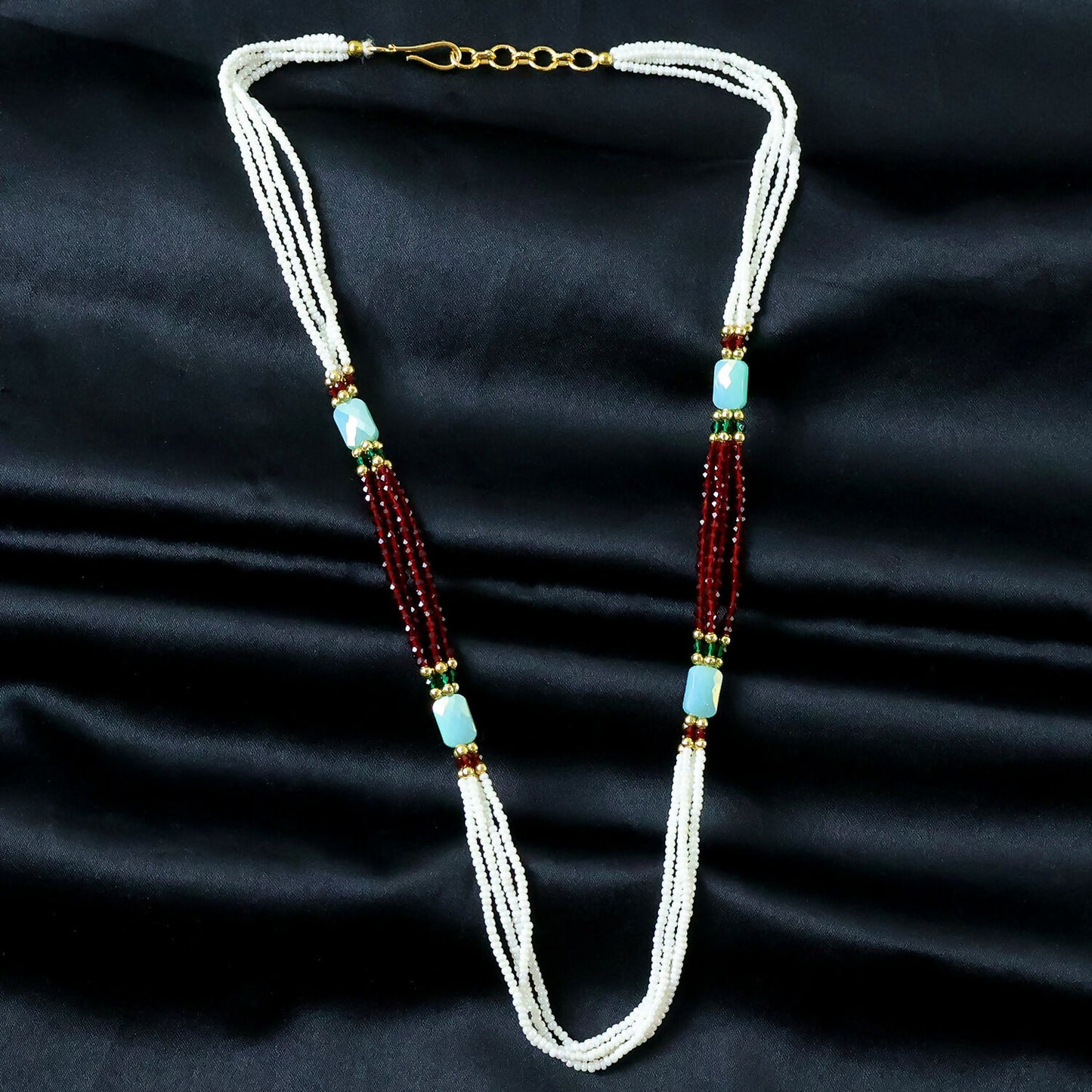 Pearl mala necklace worn with ethnic outfit