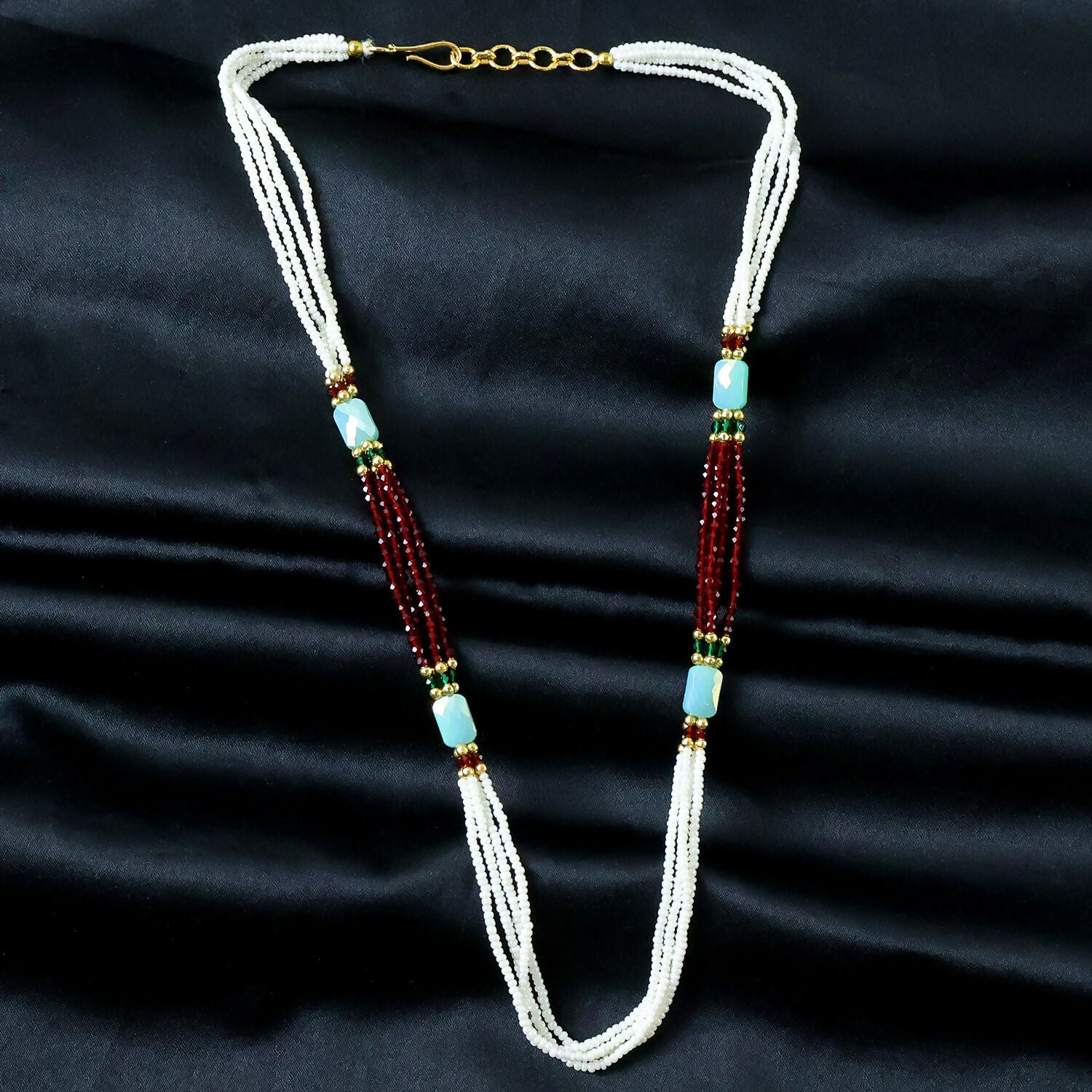 Pearl mala necklace worn with ethnic outfit
