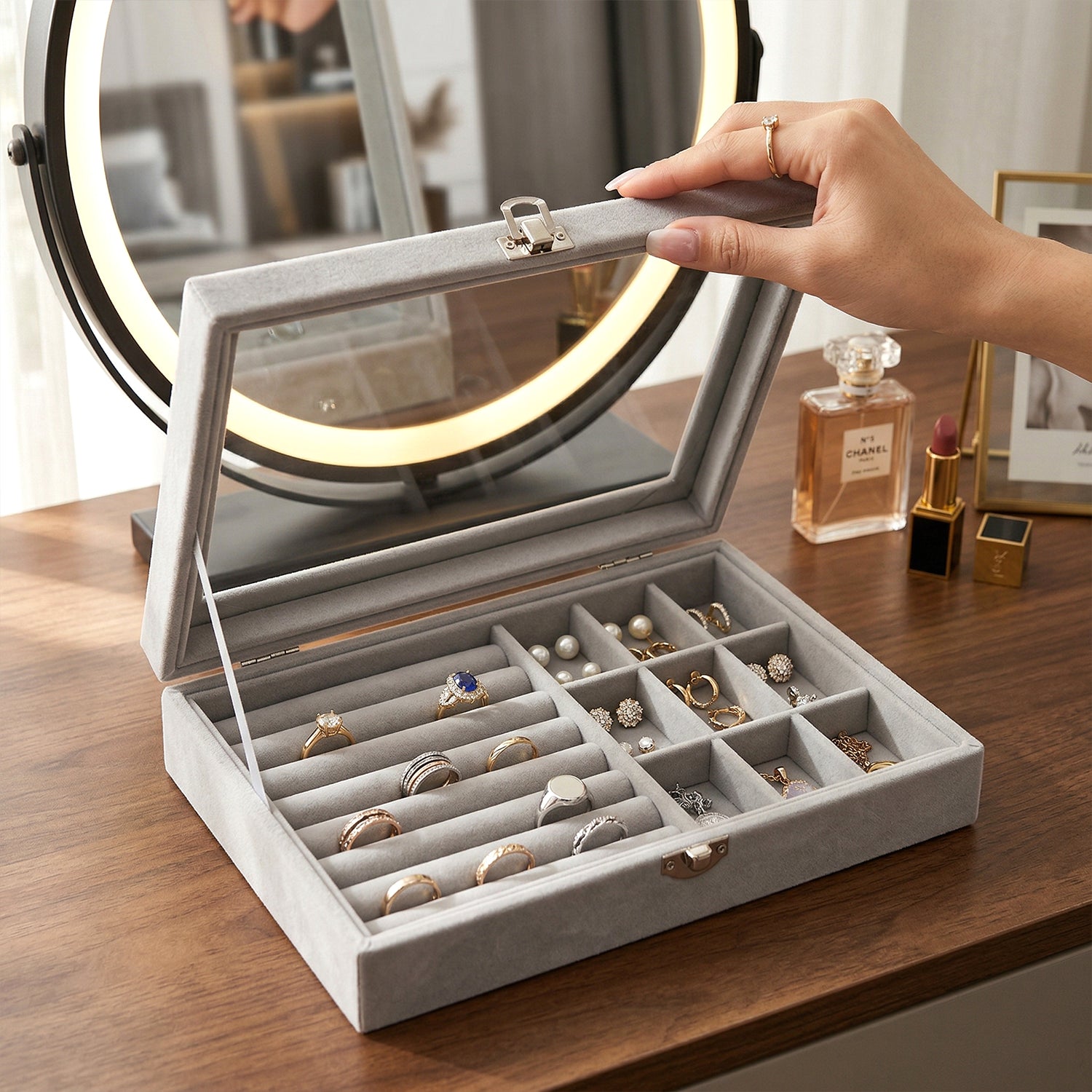 Closed view of velvet jewellery organizer box