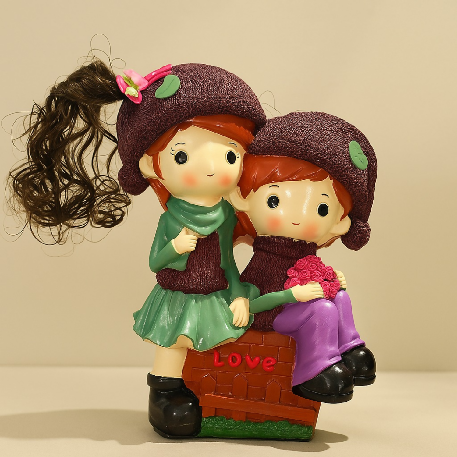 Cute Couple Kids Piggy Bank Showpiece – Adorable Boy & Girl Coin Bank with Realistic Hair and “I Love You” Design – Premium Resin Money Saver for Kids Room, Birthday Gift & Home Decoration