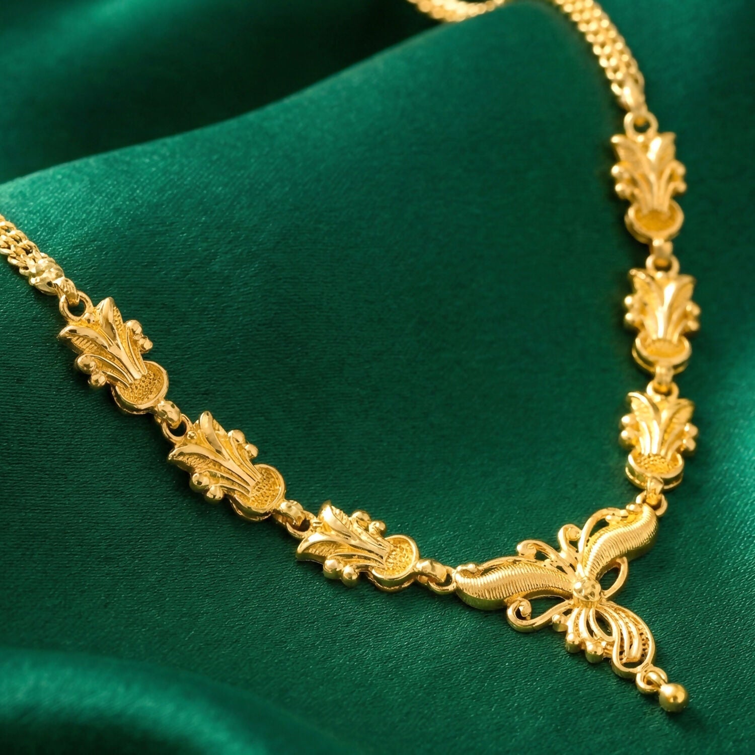Elegant Gold Floral Necklace Set with Designer Pendant