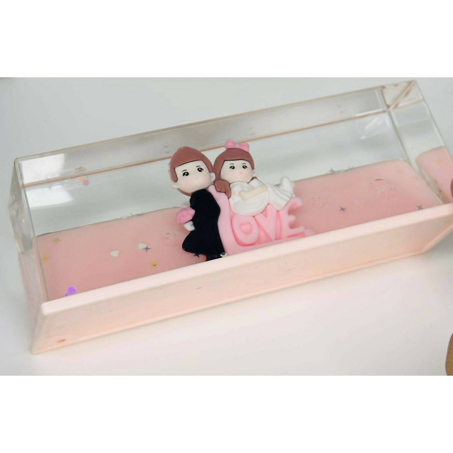 Romantic Couple Love Figurine in Transparent Water Block with Glitter and Floating Hearts – Elegant Desktop Showpiece for Anniversary, Wedding, Birthday & Valentine’s Day Gifting – Decorative Tabletop Display