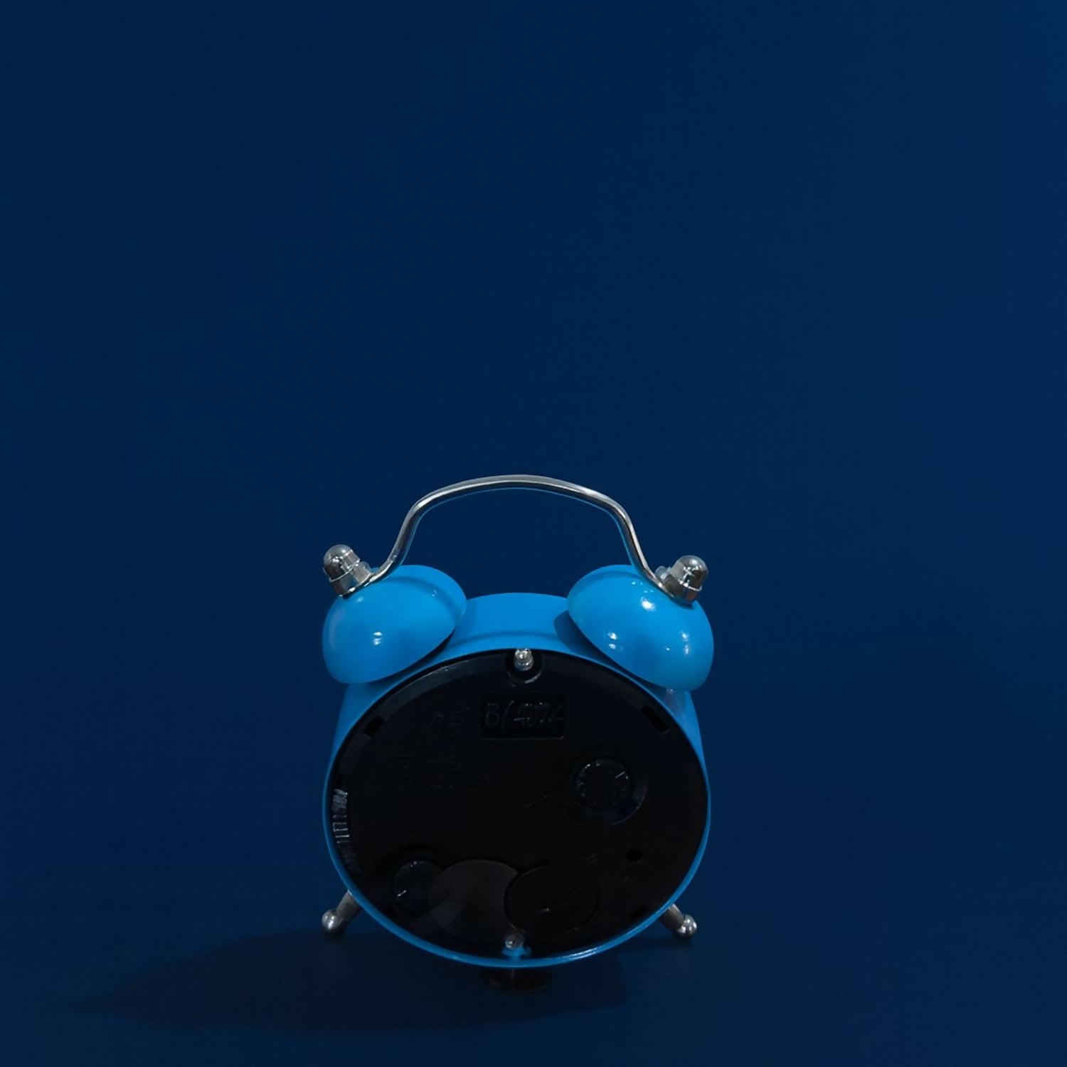 Classic Retro Mini Twin Bell Alarm Clock – Small Size Table Clock with Loud Ring, Battery Operated Analog Desk Clock for Study, Office, Kids Room & Home Decor (Blue, Portable Miniature Design)