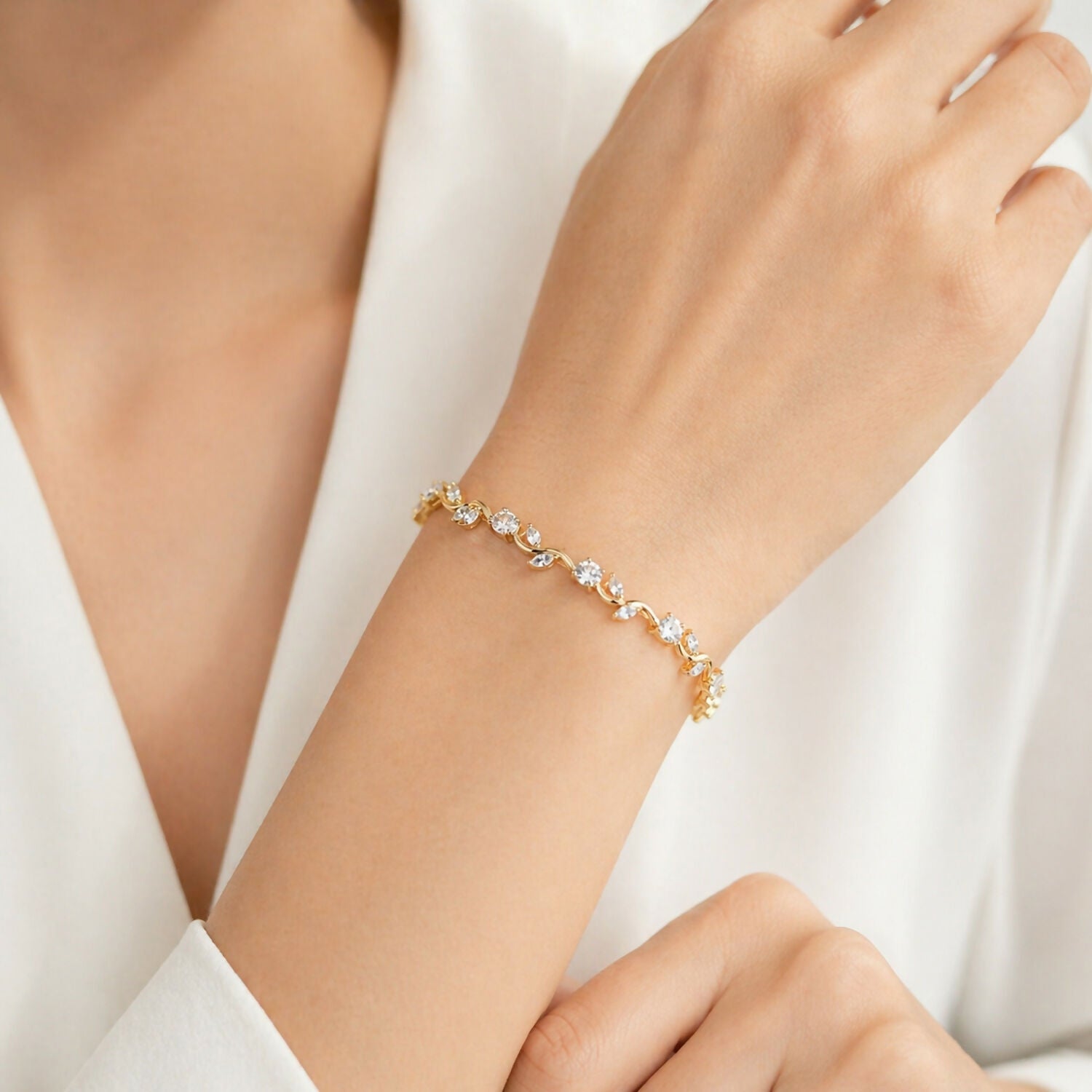Secure clasp lock on gold-plated tulip bracelet