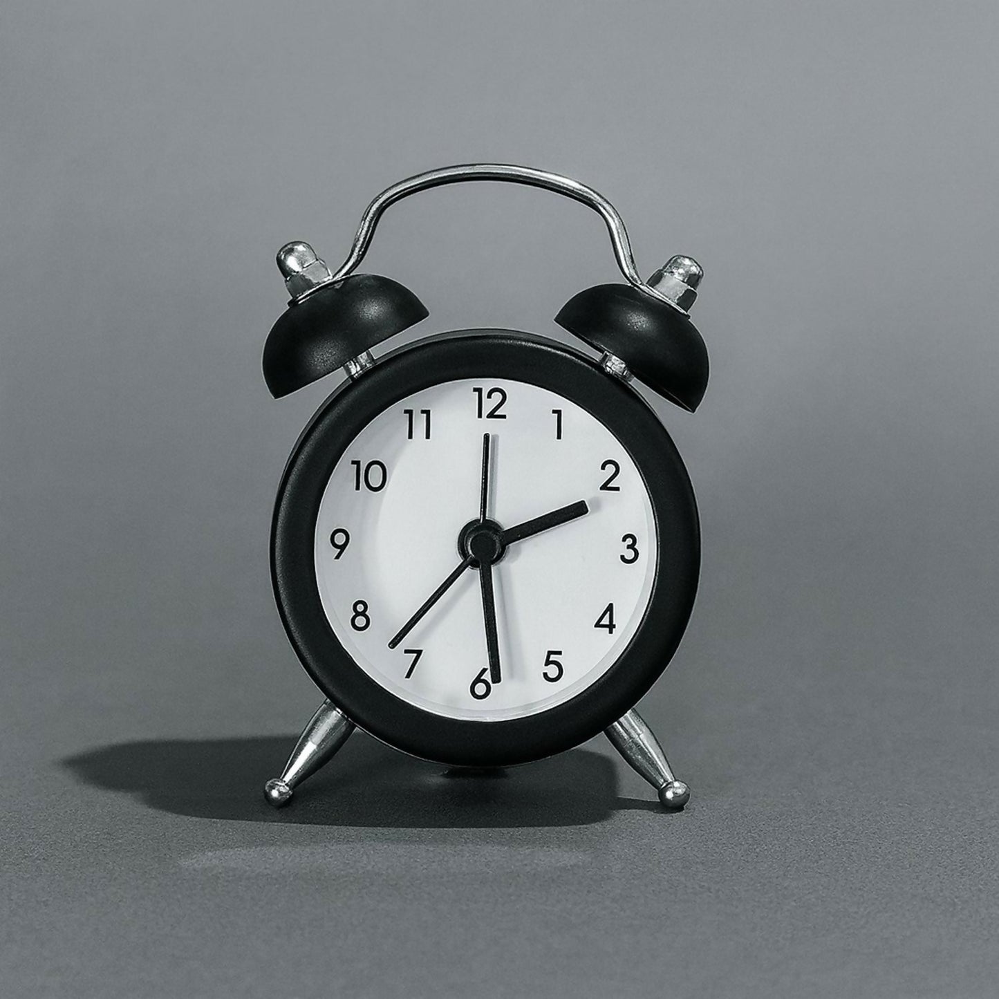 Mini Retro Analog Alarm Clock for Desk, Bedside & Home Décor – Silent Quartz Movement, Battery Operated, Compact Vintage Style Metal Twin Bell Clock – Ideal for Office Table, Study & Gifting (Black)