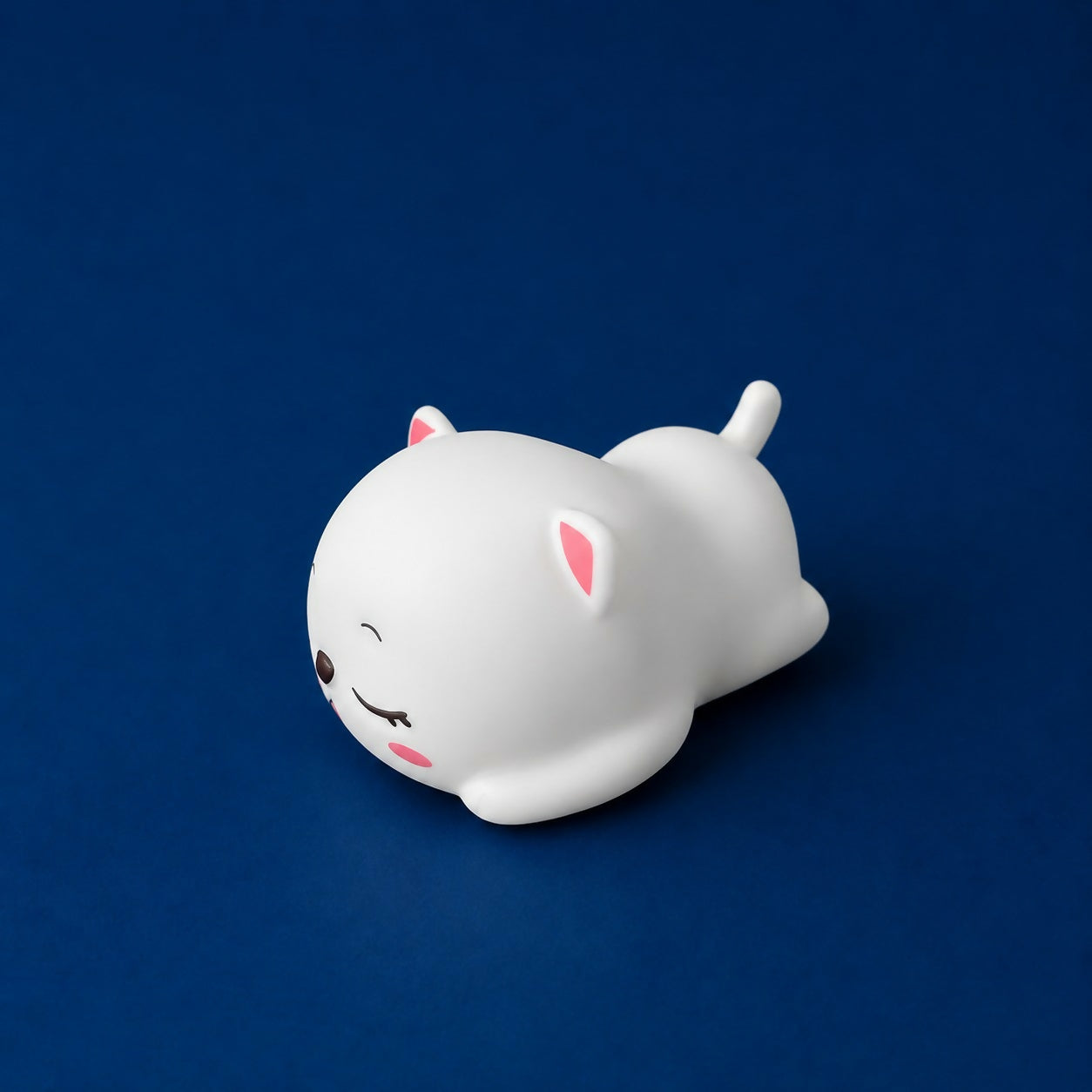 Portable sleeping cat night lamp with warm light