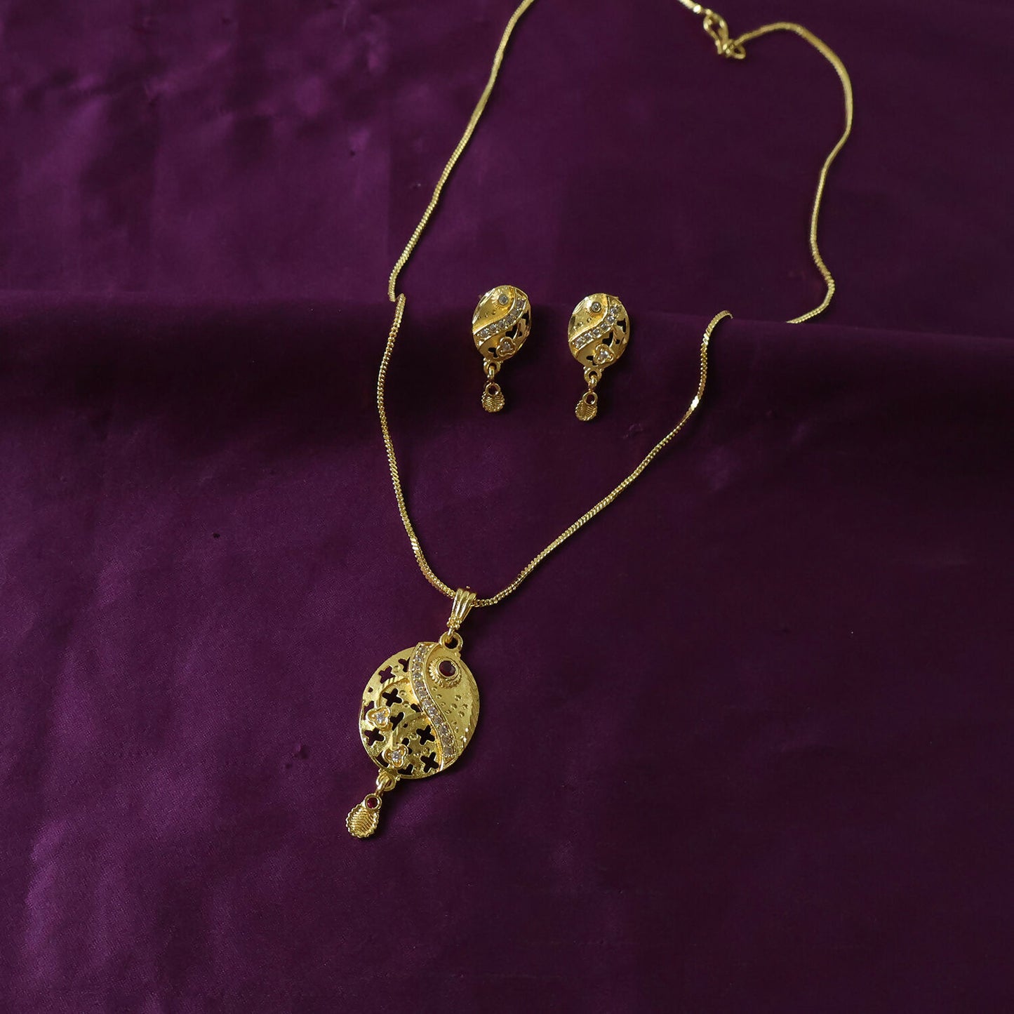 Oval Motif Gold Pendant and Earring Set Elegant Traditional Jewelry Set for Women