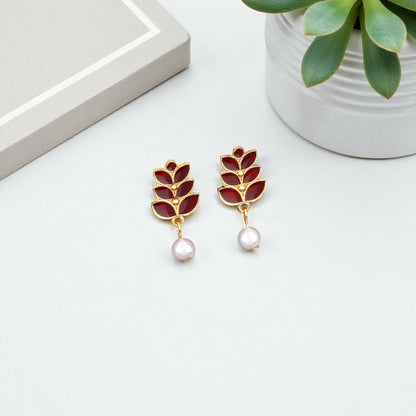 Elegant Gold-Tone Matte Leaf Motif Choker with Faux Pearls