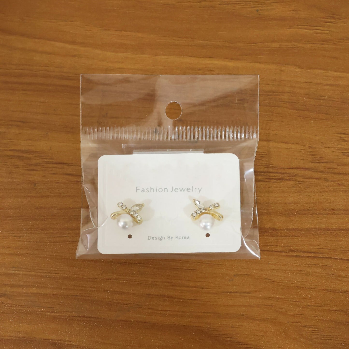 Pearl butterfly stud earrings with a modern fashion setting