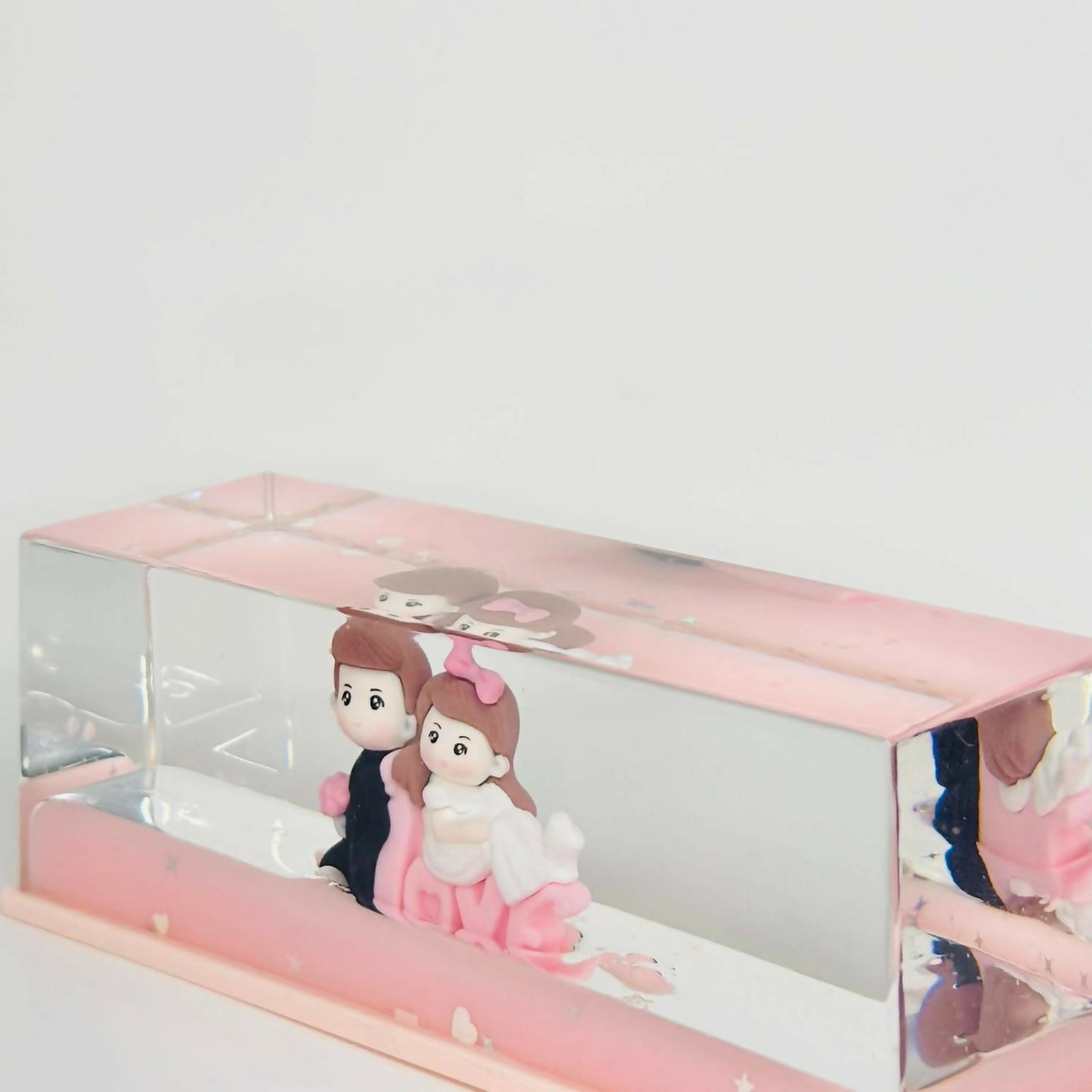 Romantic Couple Love Figurine in Transparent Water Block with Glitter and Floating Hearts – Elegant Desktop Showpiece for Anniversary, Wedding, Birthday & Valentine’s Day Gifting – Decorative Tabletop Display