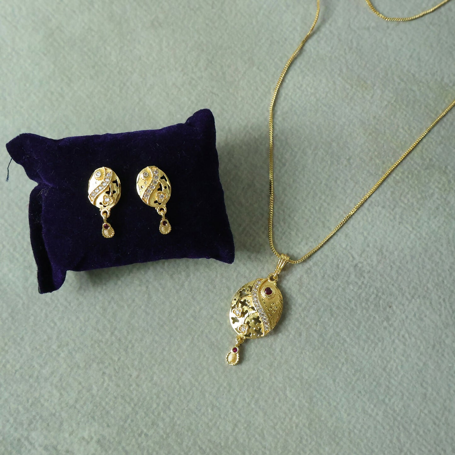 Oval Motif Gold Pendant and Earring Set Elegant Traditional Jewelry Set for Women