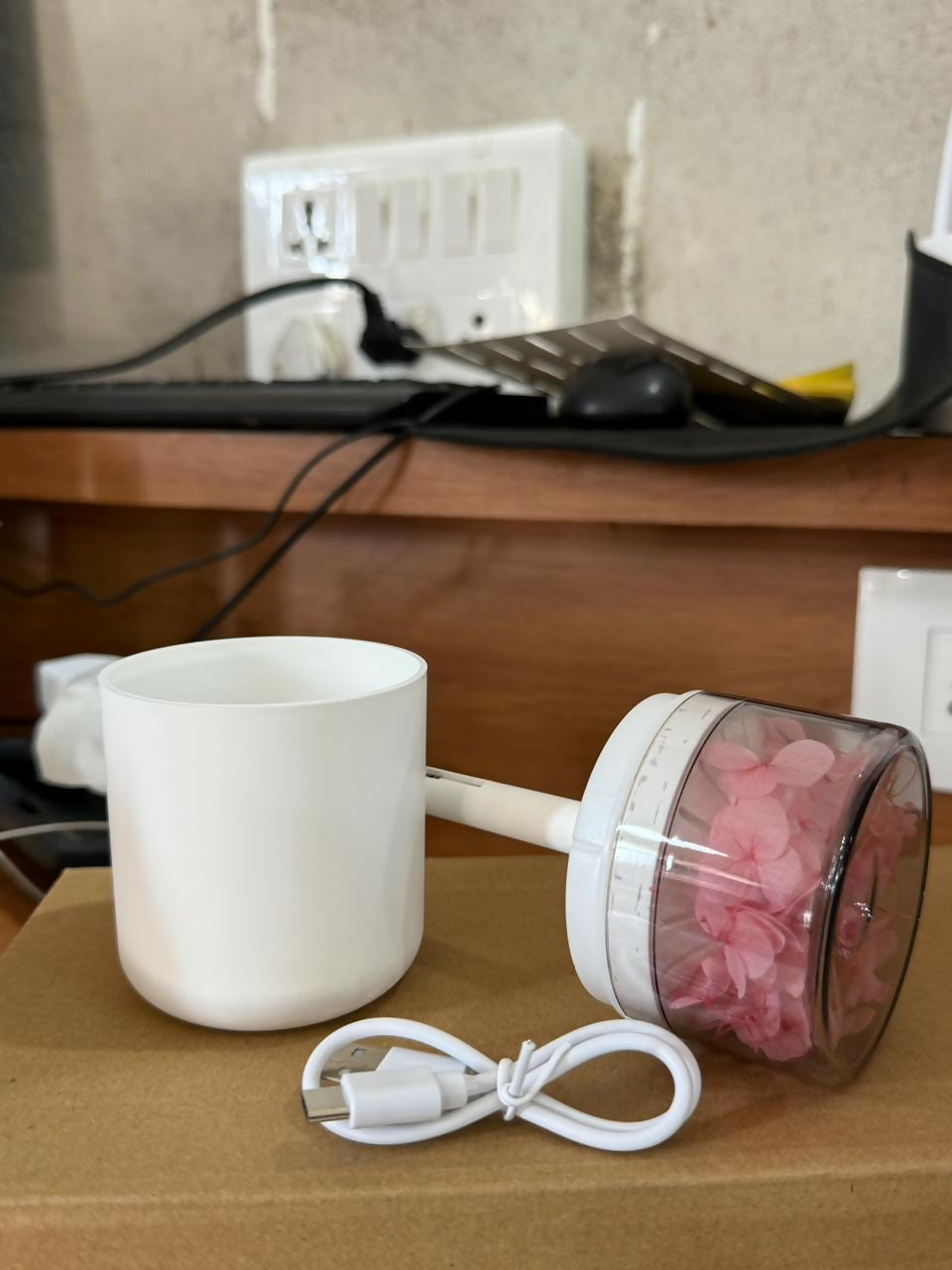 USB Portable Flower Humidifier Diffuser for Desk Home Office (Color may vary)