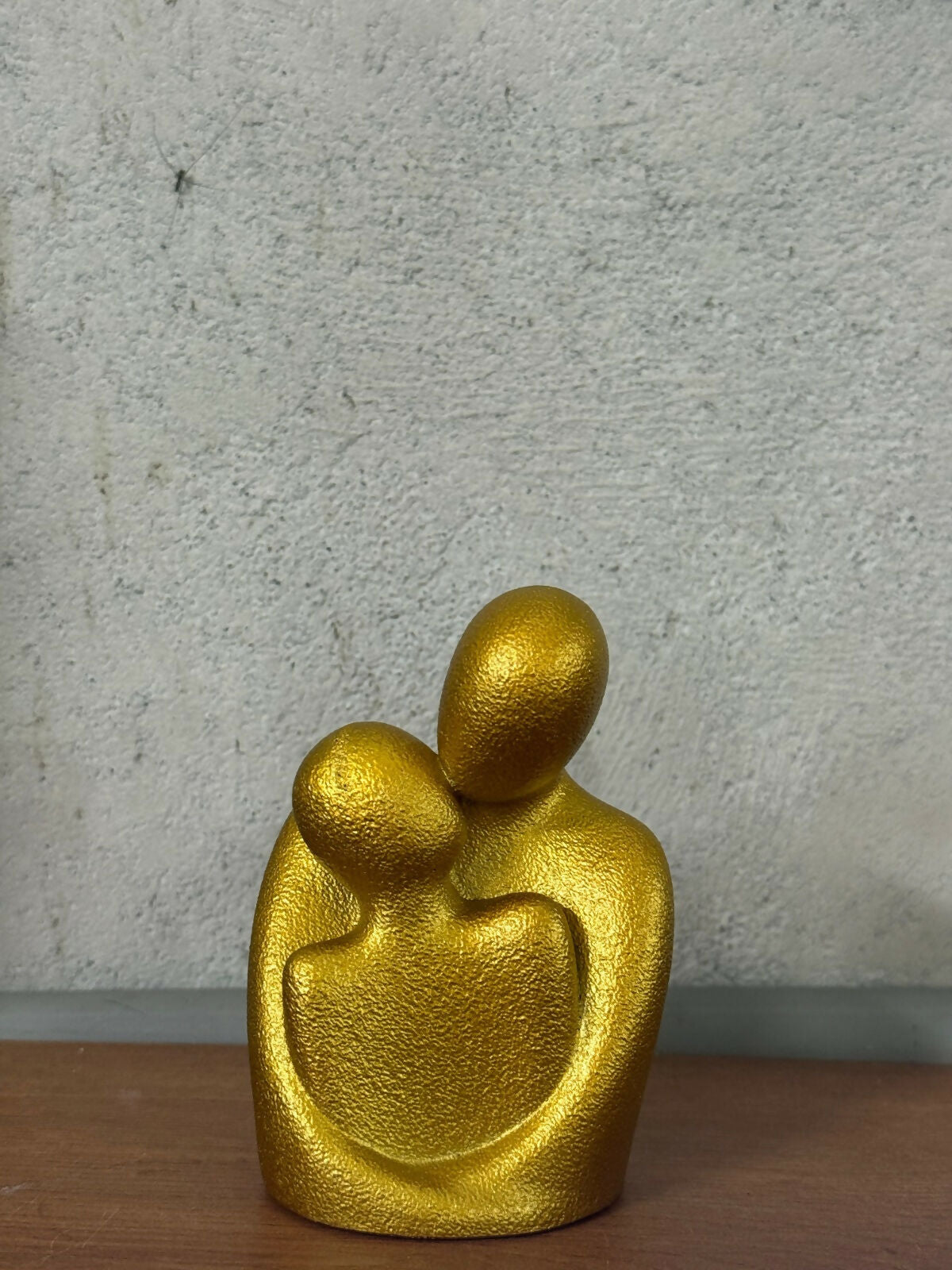 Abstract Golden Couple Embracing Sculpture Showpiece for Home Decor Gift