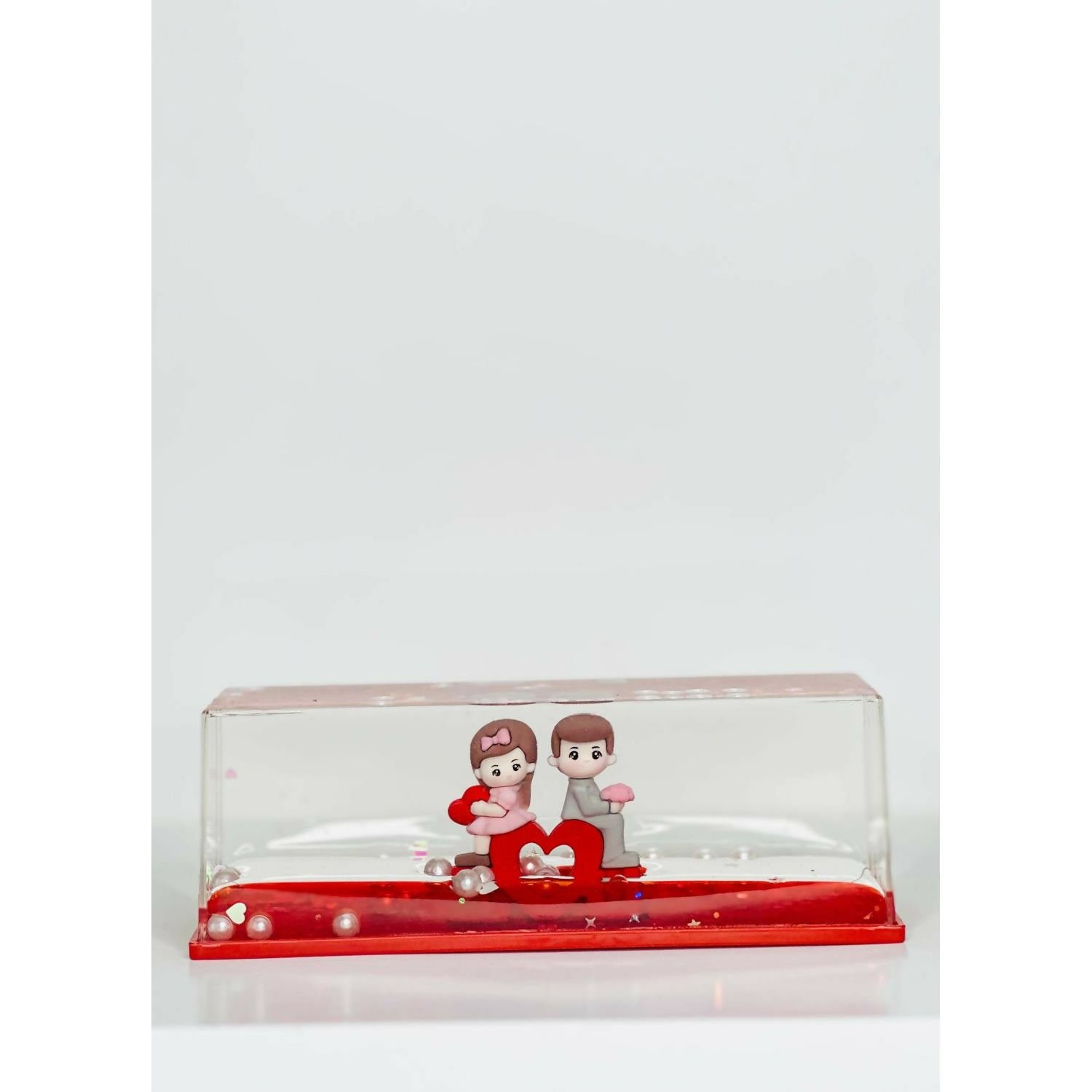 Romantic Couple Love Figurine in Transparent Water Block with Glitter and Floating Hearts – Elegant Desktop Showpiece for Anniversary, Wedding, Birthday & Valentine’s Day Gifting – Decorative Tabletop Display