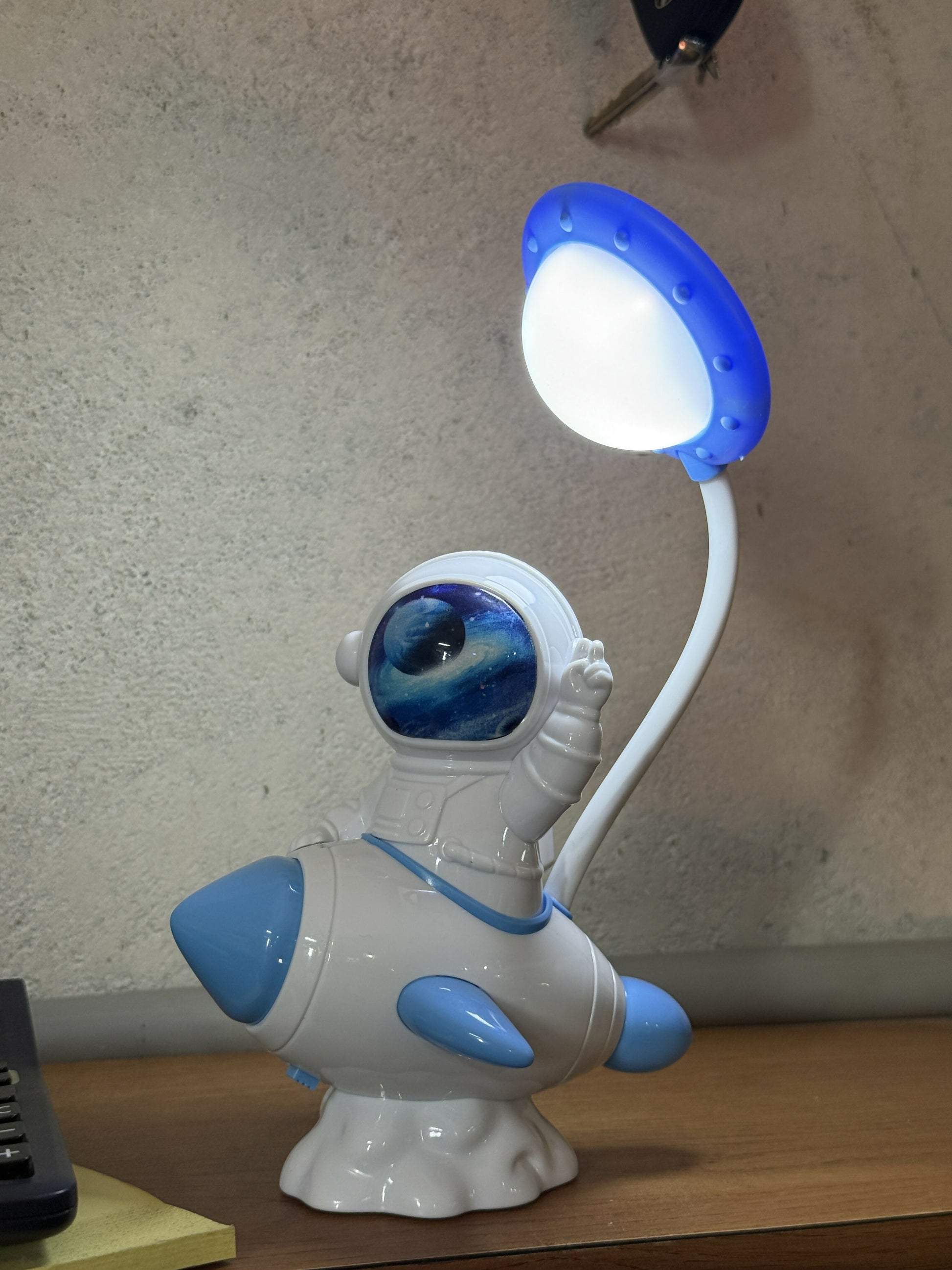 Astronaut Desk Lamp for Kids, USB Powered Night Light, Study Table Lamp