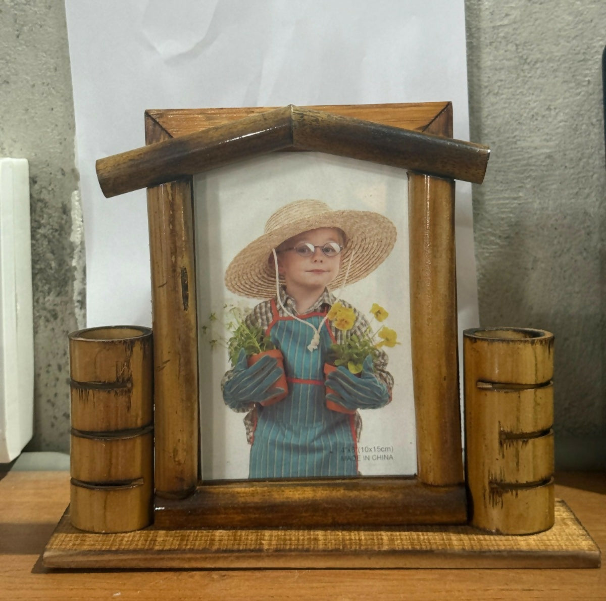 Wooden Hut Shaped Photo Frame with Dual Pen Holder – 4x6 Inch Rustic Tabletop Frame for Desk, Office & Home Decor | Handcrafted Natural Wood Finish | Perfect Gift for Family, Friends & Kids