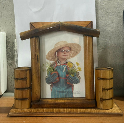 Wooden Hut Shaped Photo Frame with Dual Pen Holder – 4x6 Inch Rustic Tabletop Frame for Desk, Office & Home Decor | Handcrafted Natural Wood Finish | Perfect Gift for Family, Friends & Kids