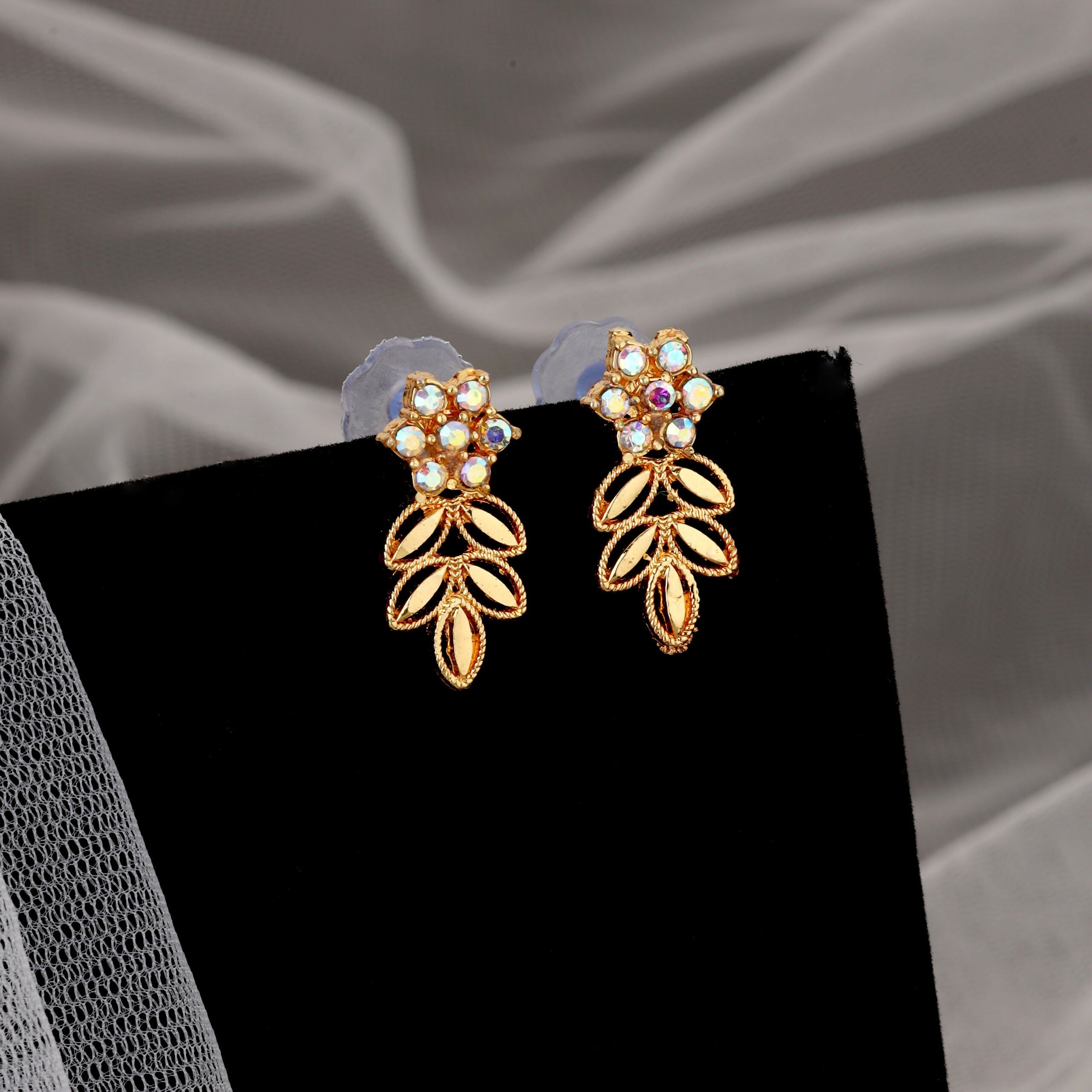 Kundan Style Leafy Necklace Set – Elegant Gold-Toned Jewelry