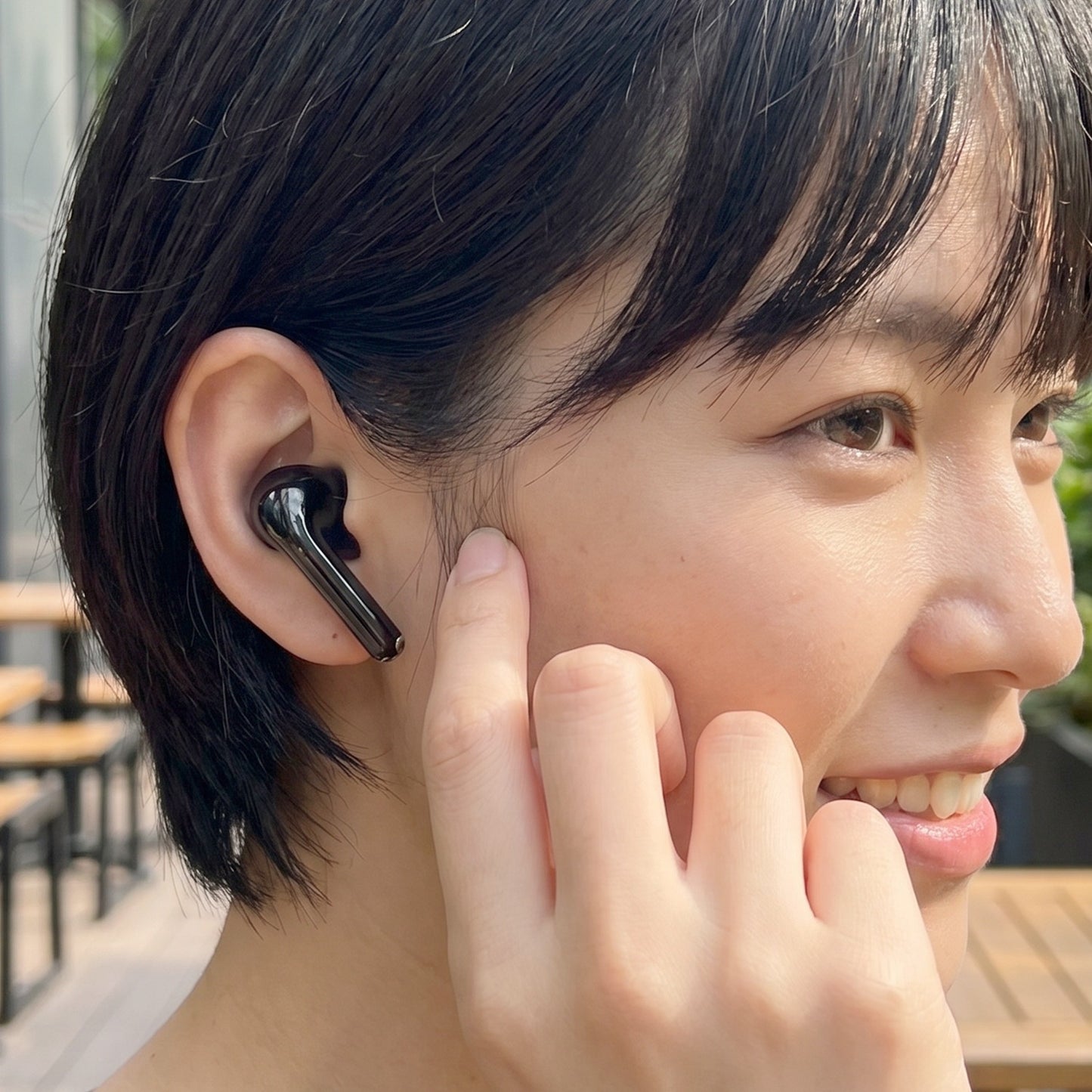 Wireless TWS Earbuds 939 black earbuds lifestyle wearing image