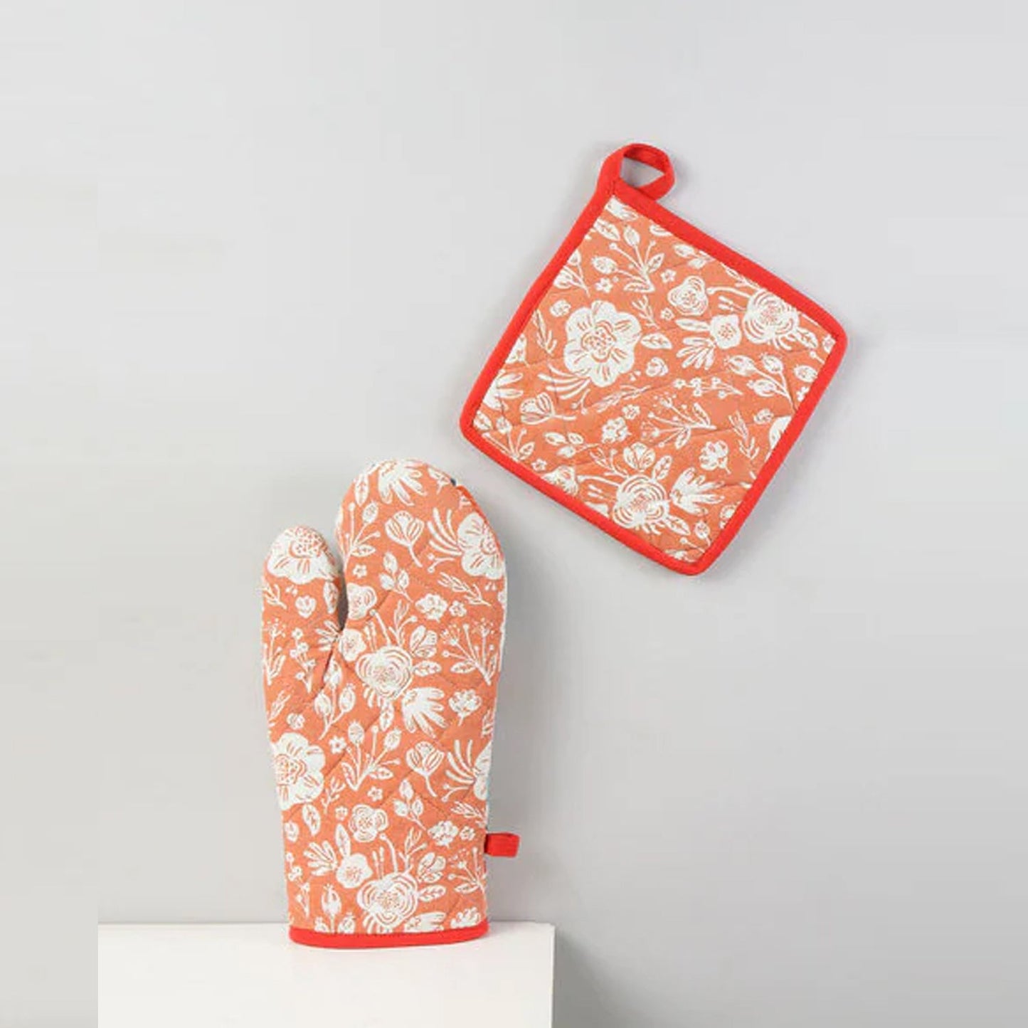 Kitchen oven mitts made of professional-grade cotton