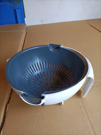 Kitchen bowl and strainer with handle for washing and draining produce.